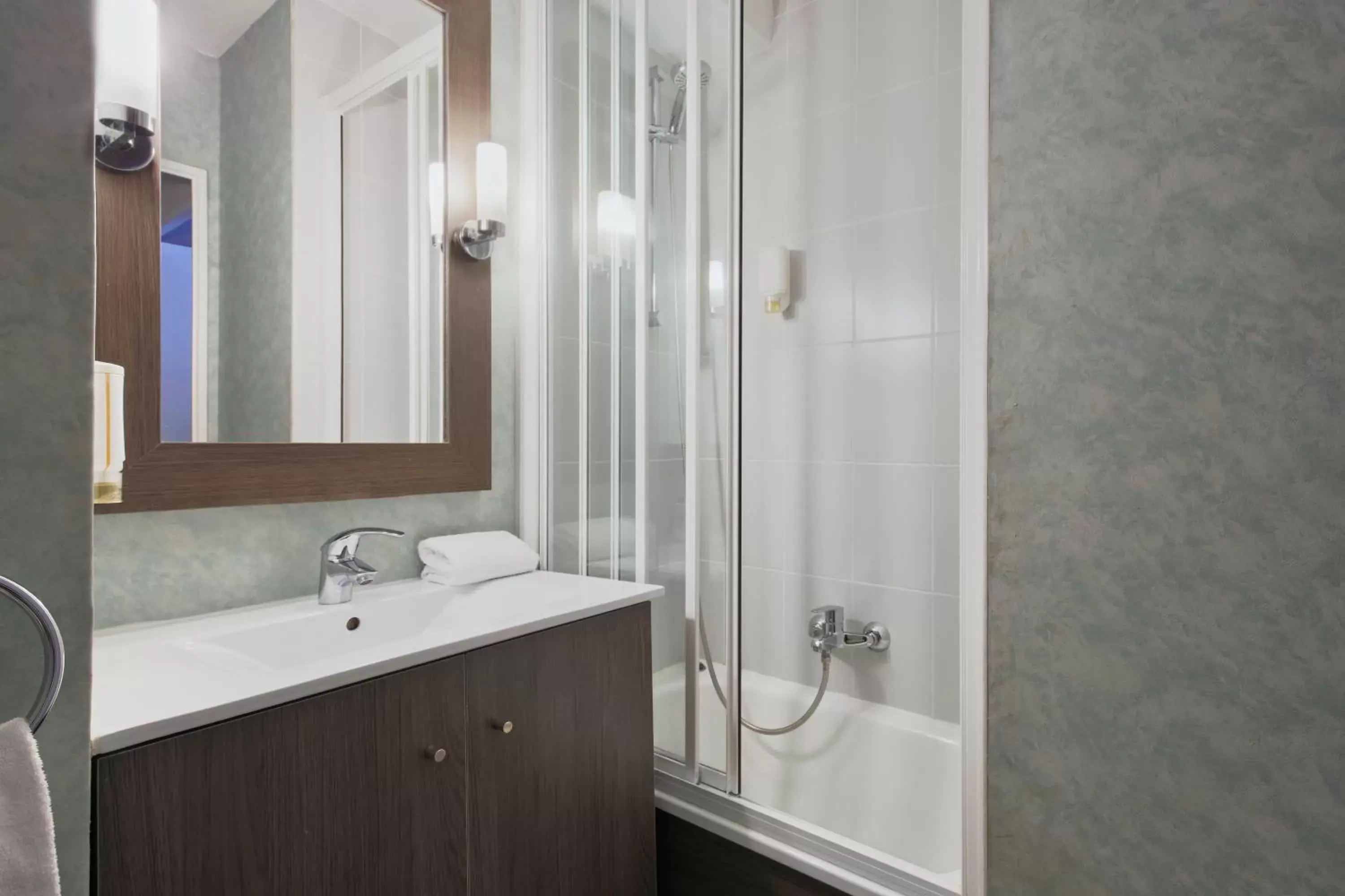 Bathroom in Aparthotel Adagio Access Bordeaux Rodesse