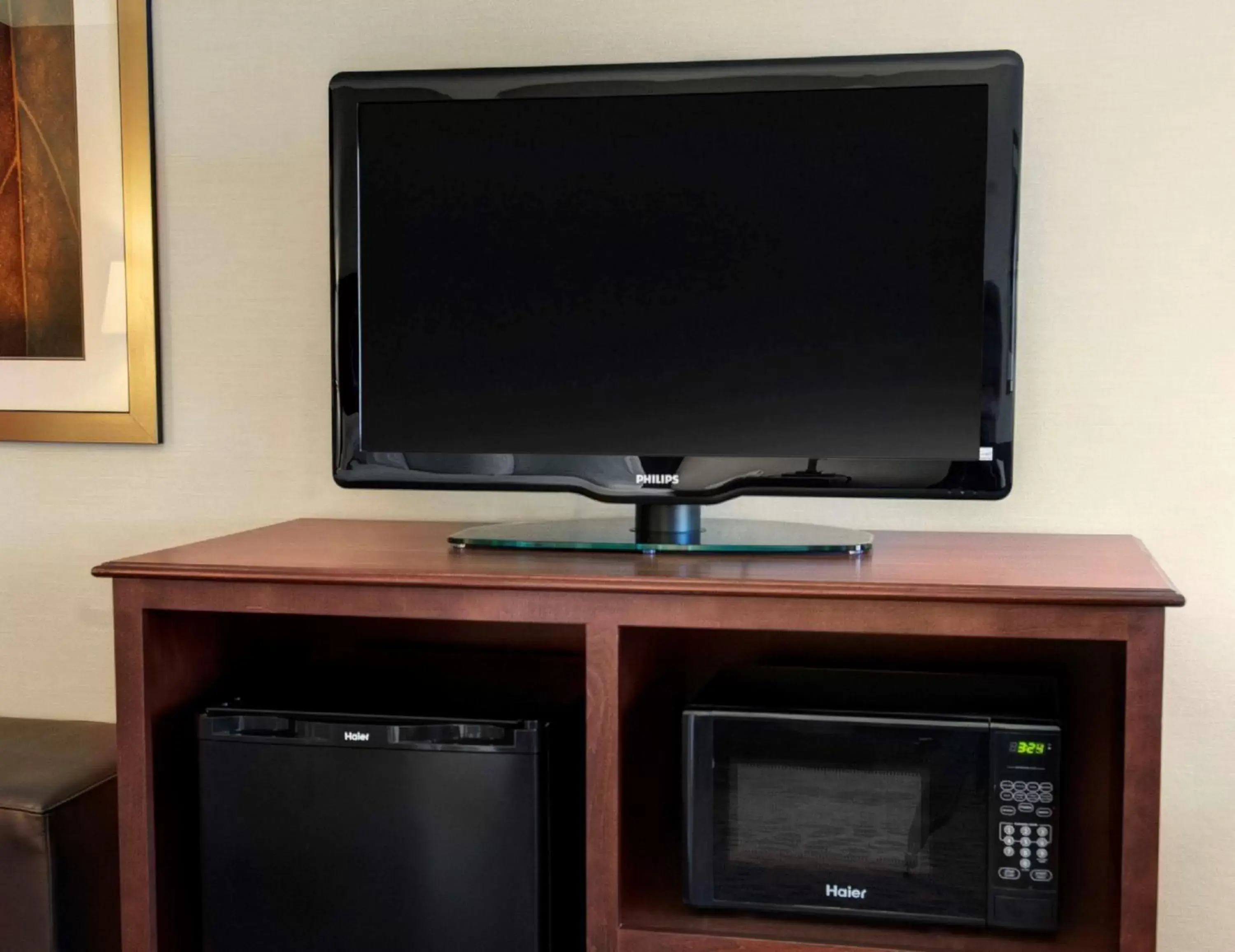 Bedroom, TV/Entertainment Center in Hampton Inn Provo