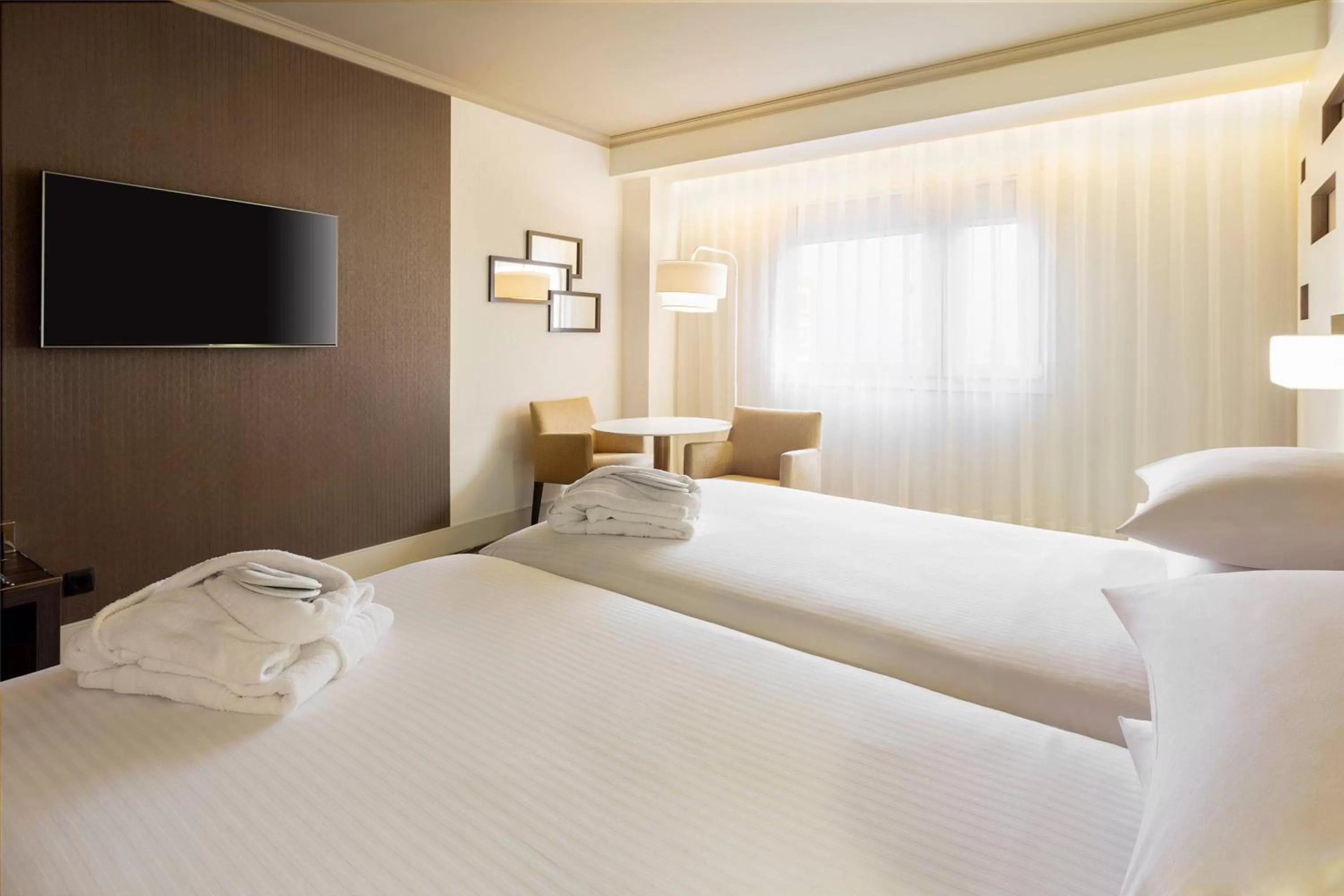 Photo of the whole room, Bed in Madrid Marriott Auditorium Hotel & Conference Center