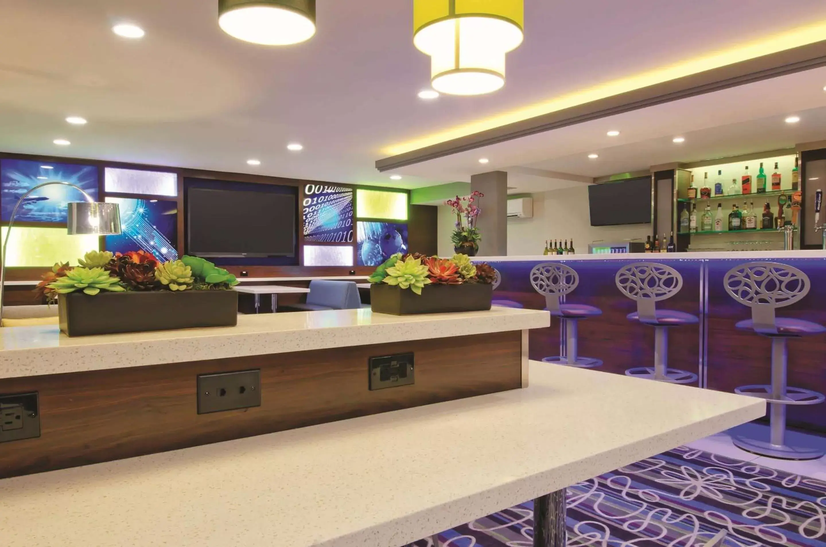 Lounge or bar, Lobby/Reception in La Quinta by Wyndham San Jose Airport