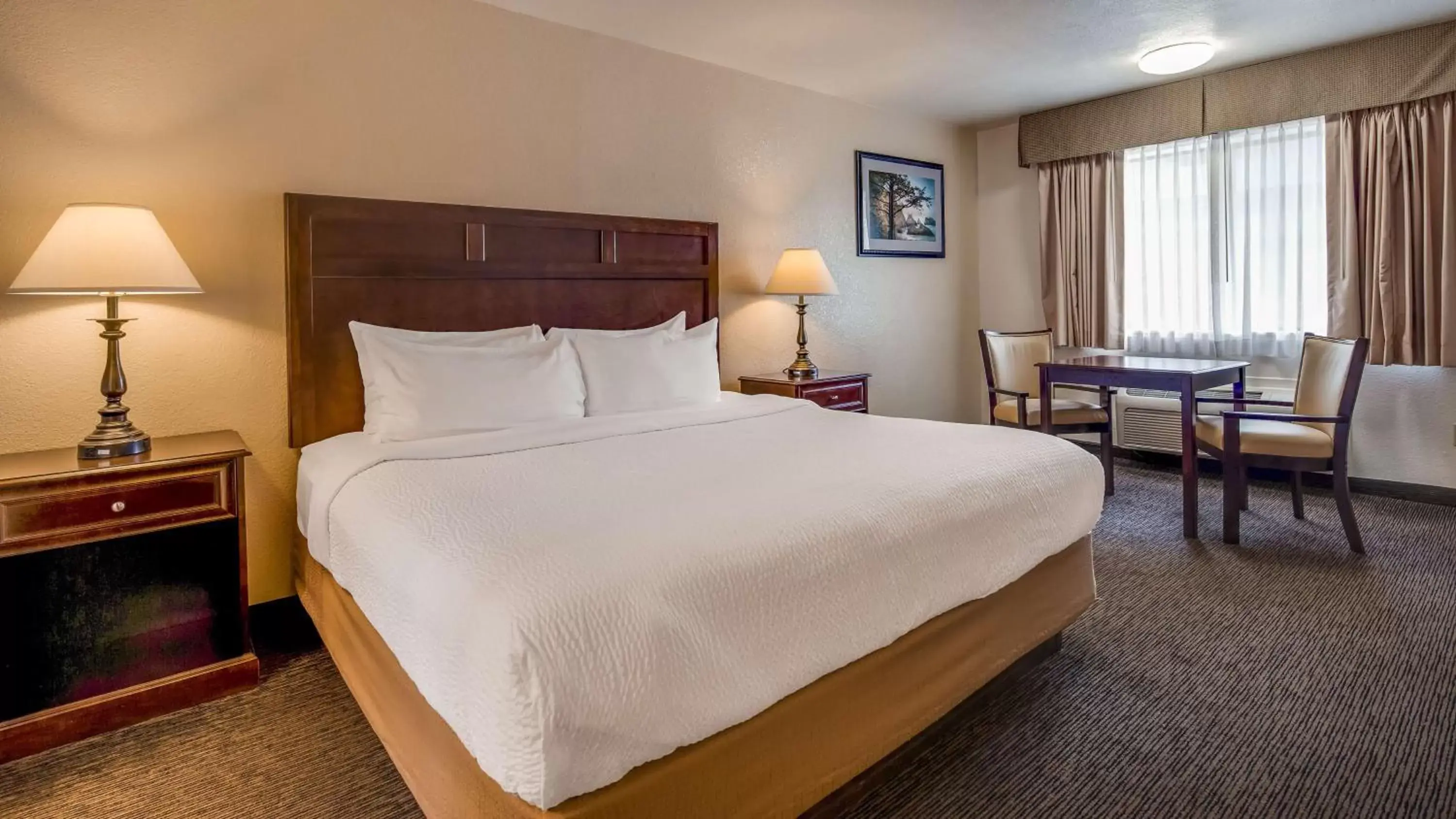 Photo of the whole room, Bed in Best Western Arcata Inn