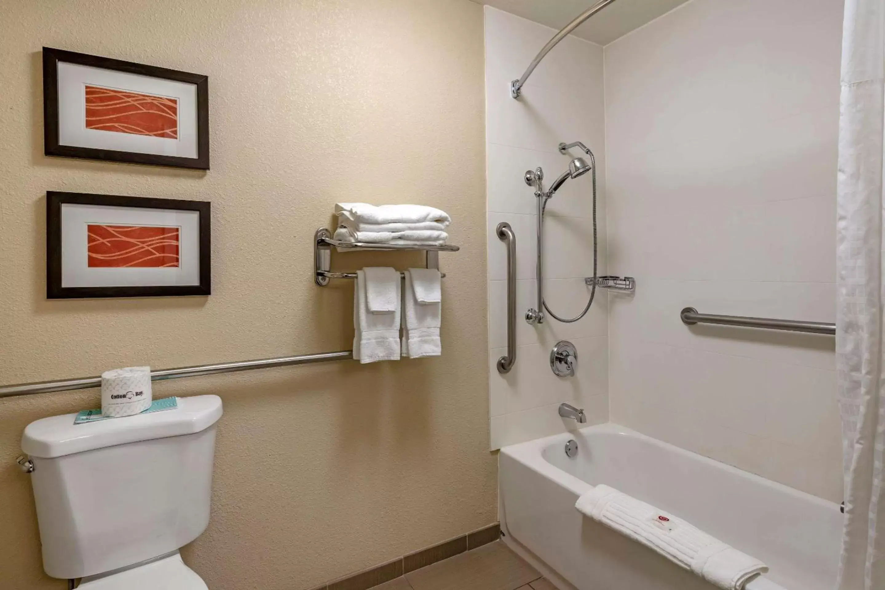 Bathroom in Comfort Inn Roseburg