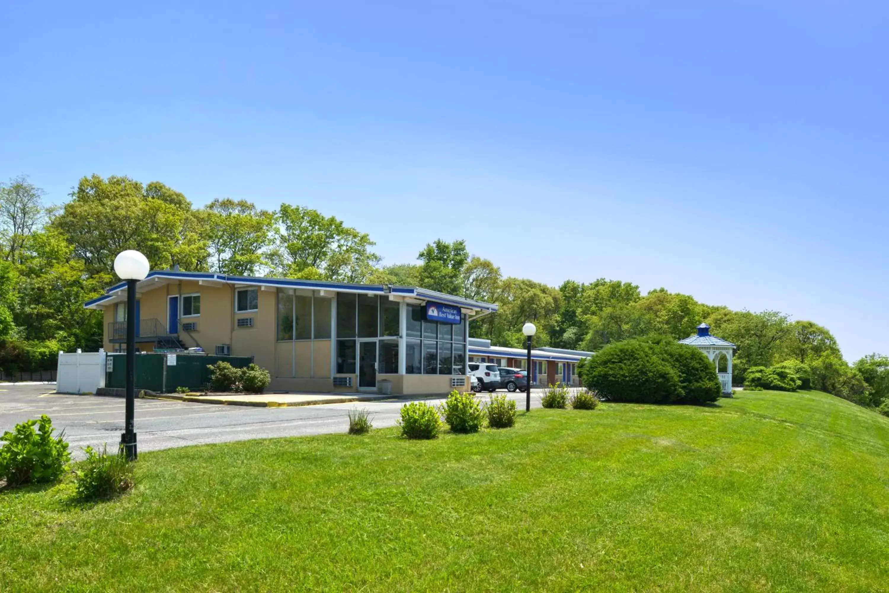 Property Building in Americas Best Value Inn Smithtown/Long Island