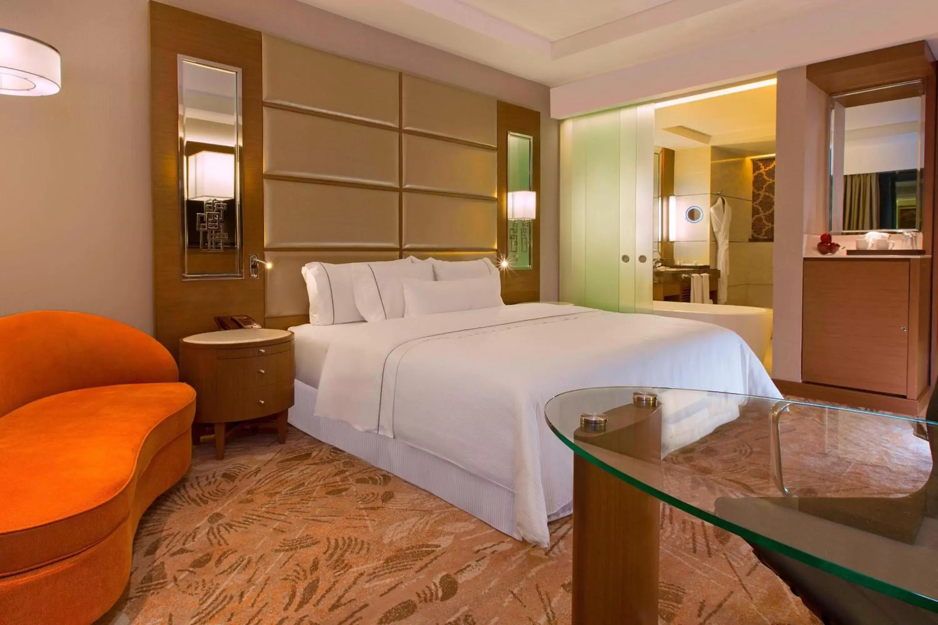 Photo of the whole room, Bed in The Westin Chennai Velachery