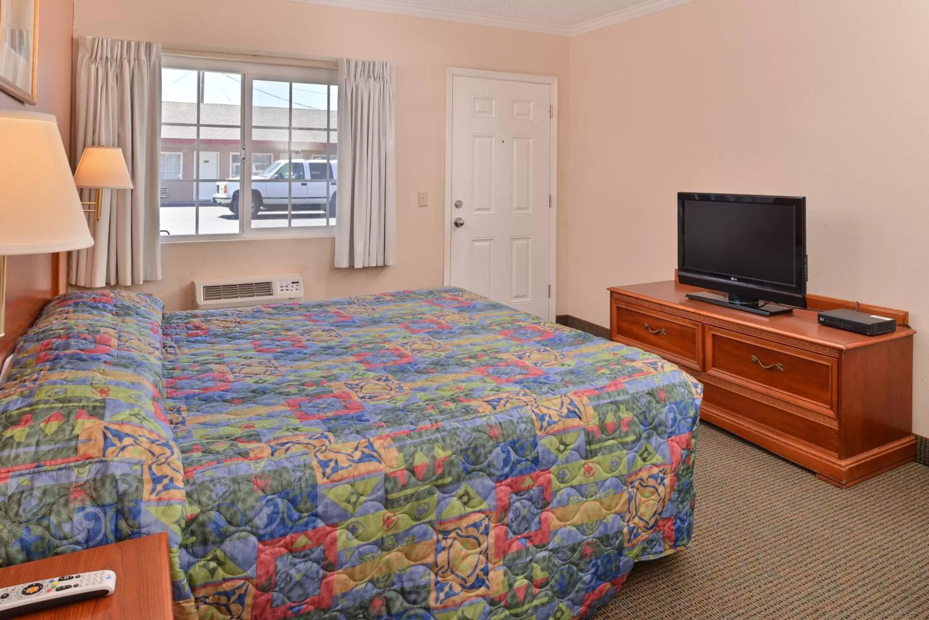 Bedroom, Bed in Golden Eagle Motel