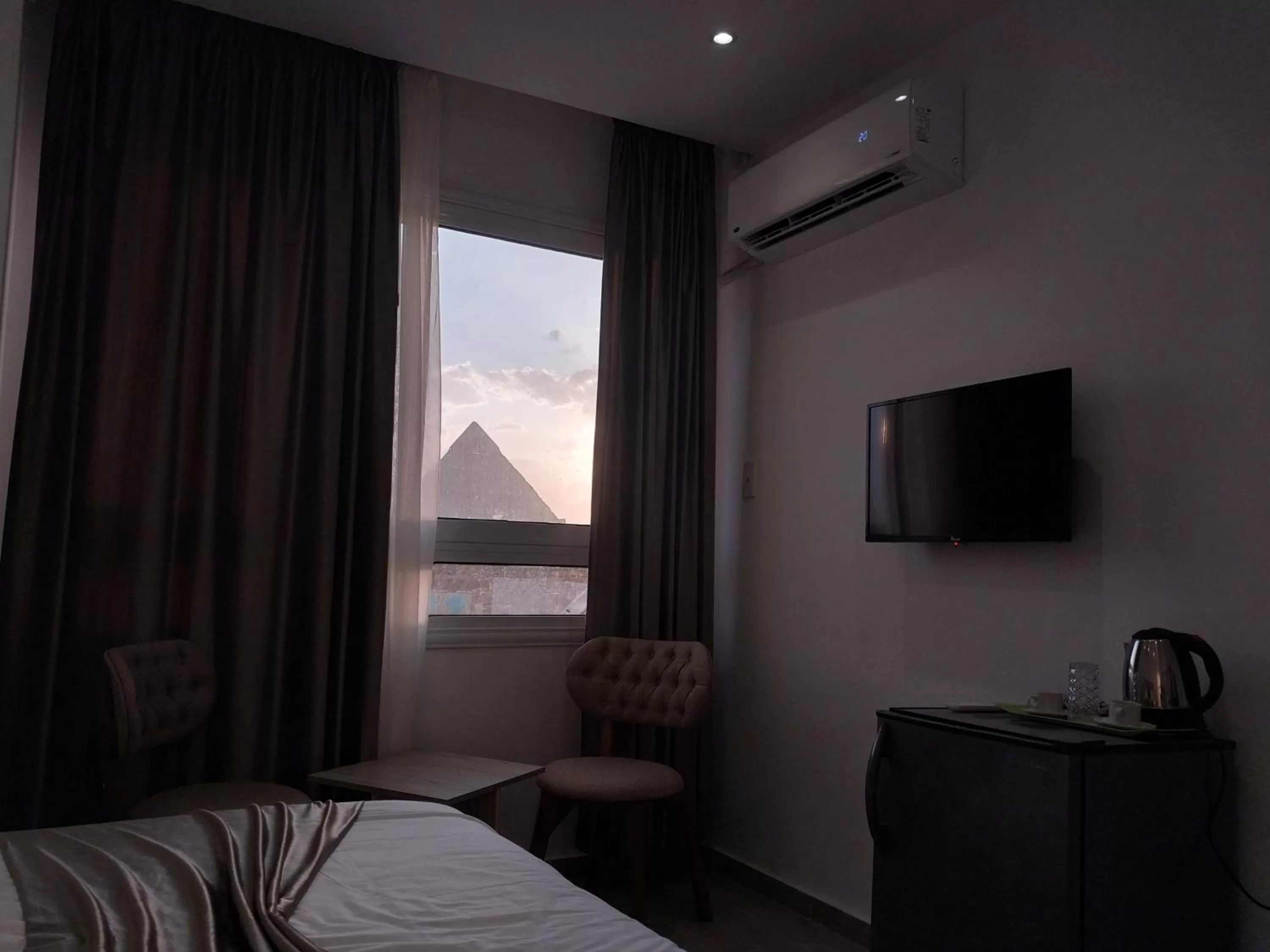 Bed, TV/Entertainment Center in Eagles Pyramids View
