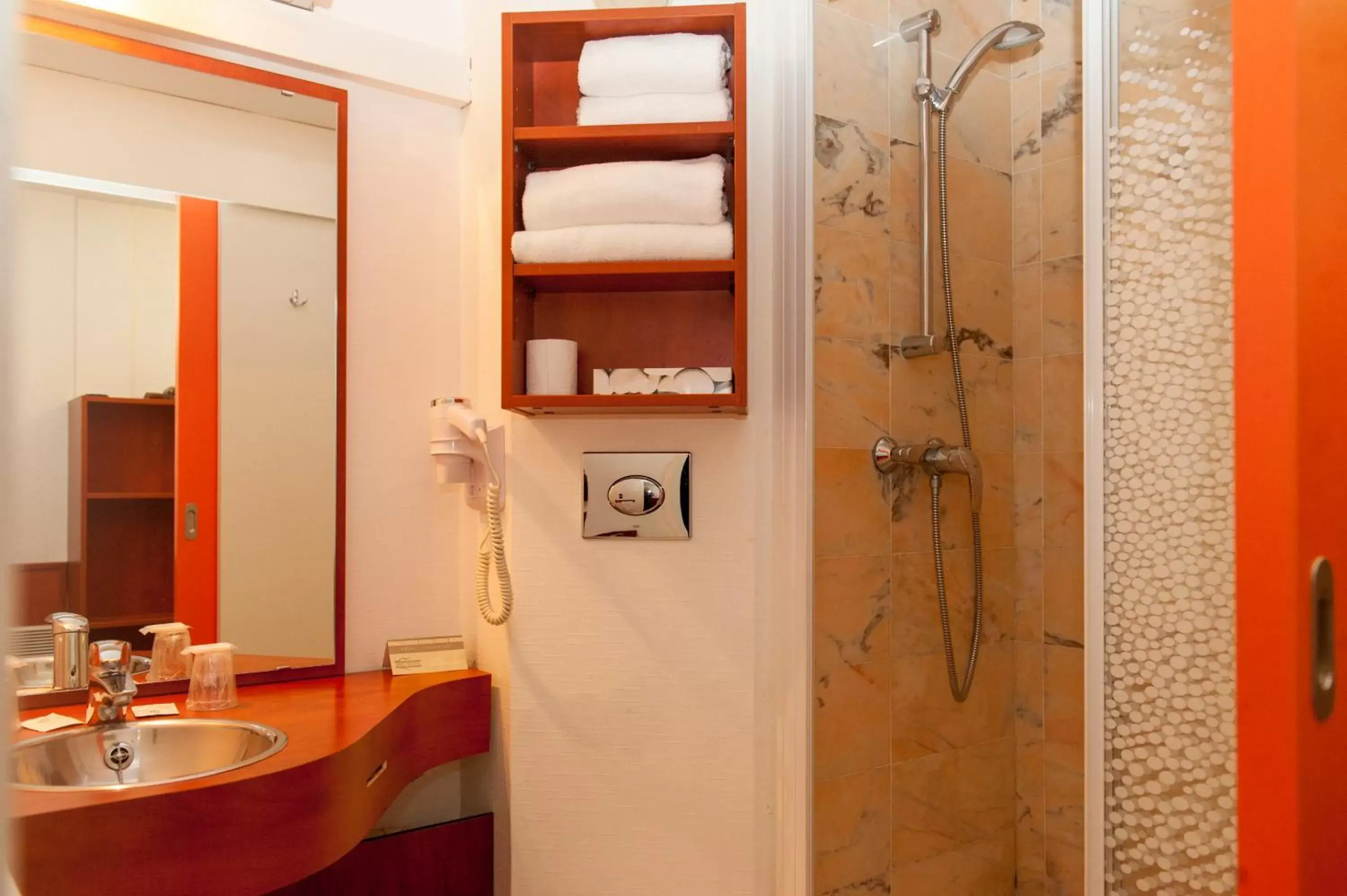 Shower, Bathroom in Brit Hotel Agen - L'Aquitaine