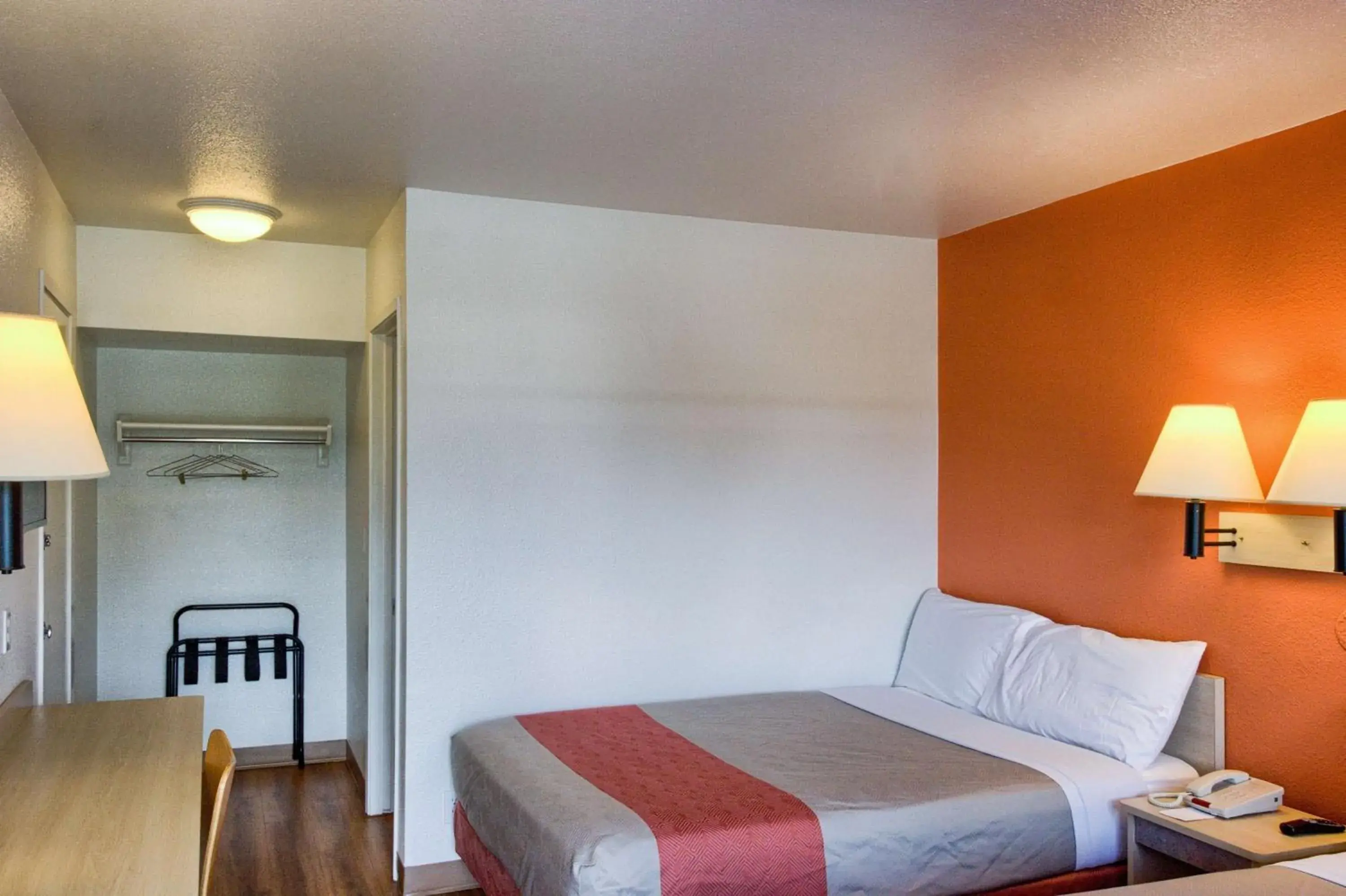 TV and multimedia, Bed in Motel 6-Everett, WA - North
