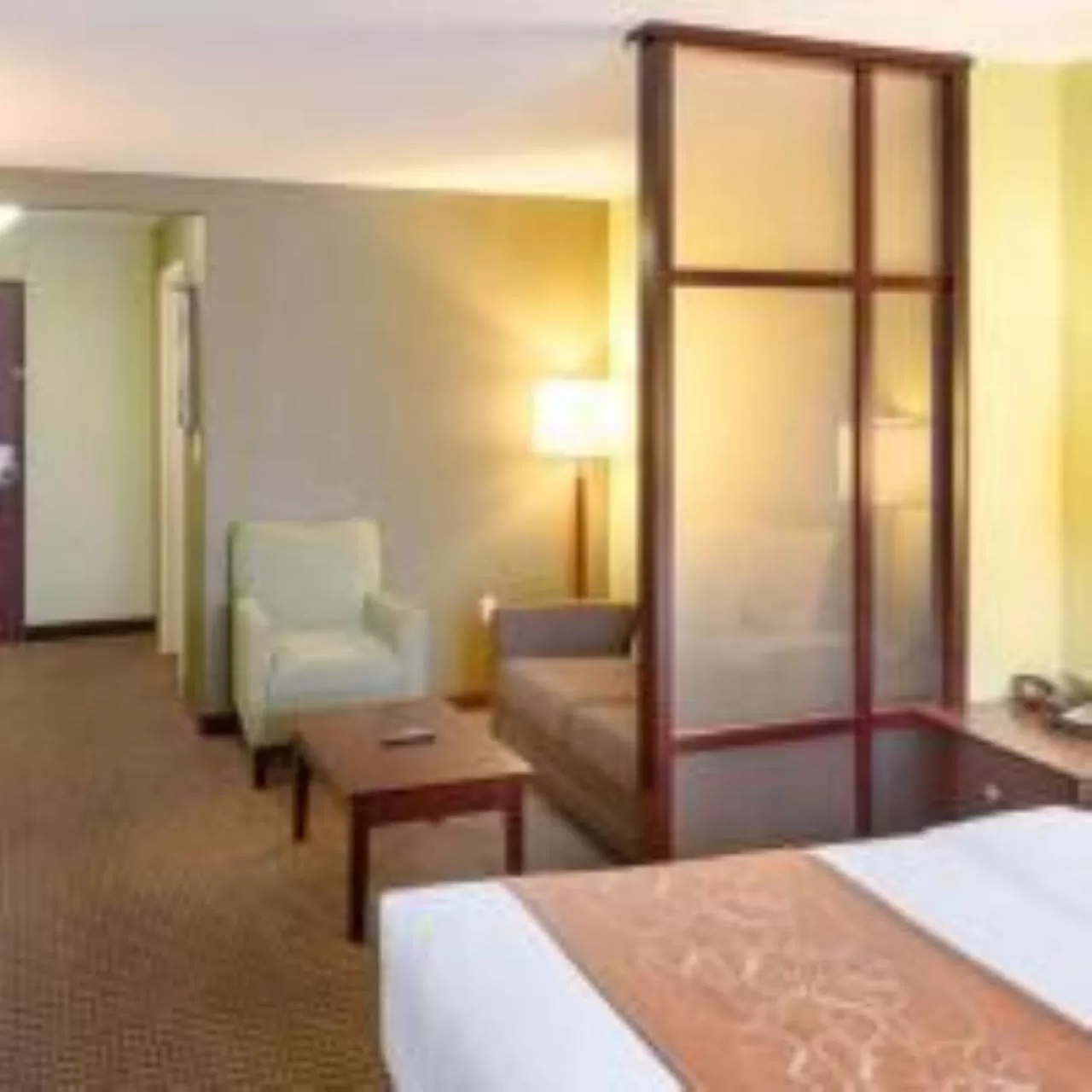 Seating area, Bed in Comfort Suites Harvey - New Orleans West