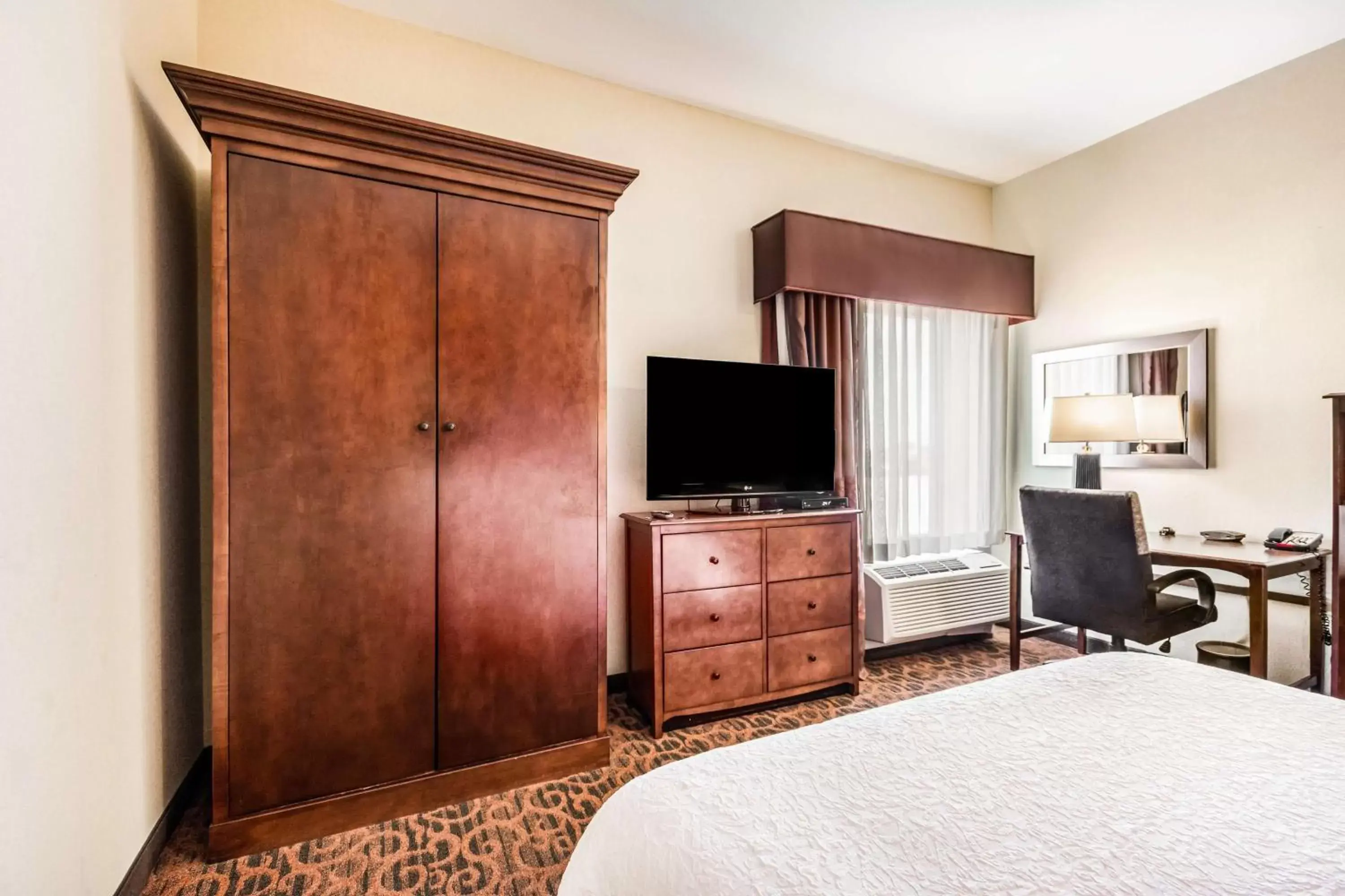 Bedroom, TV/Entertainment Center in Hampton Inn Derby-Wichita Southeast