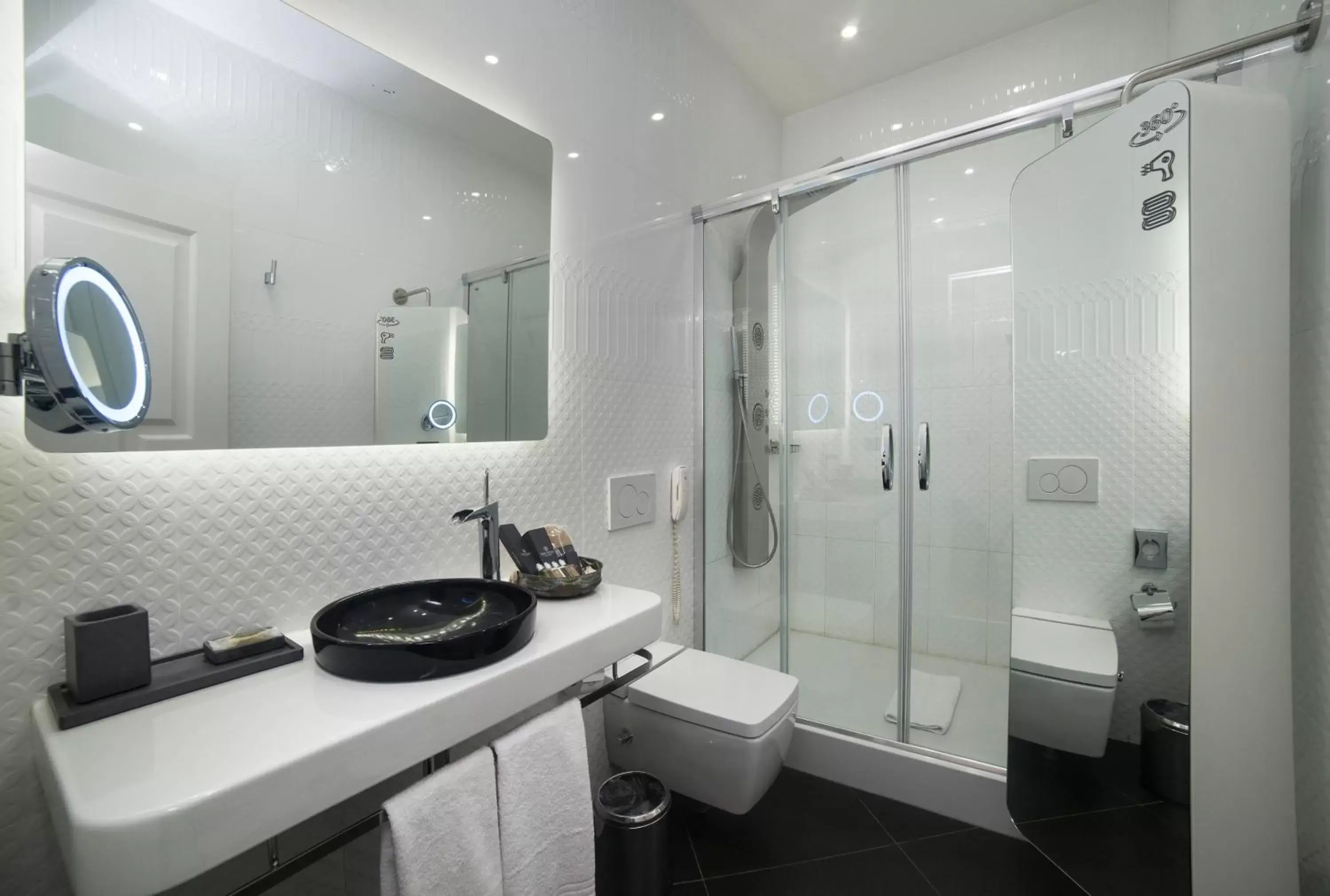 Shower, Bathroom in Régie Ottoman Istanbul - Special Category