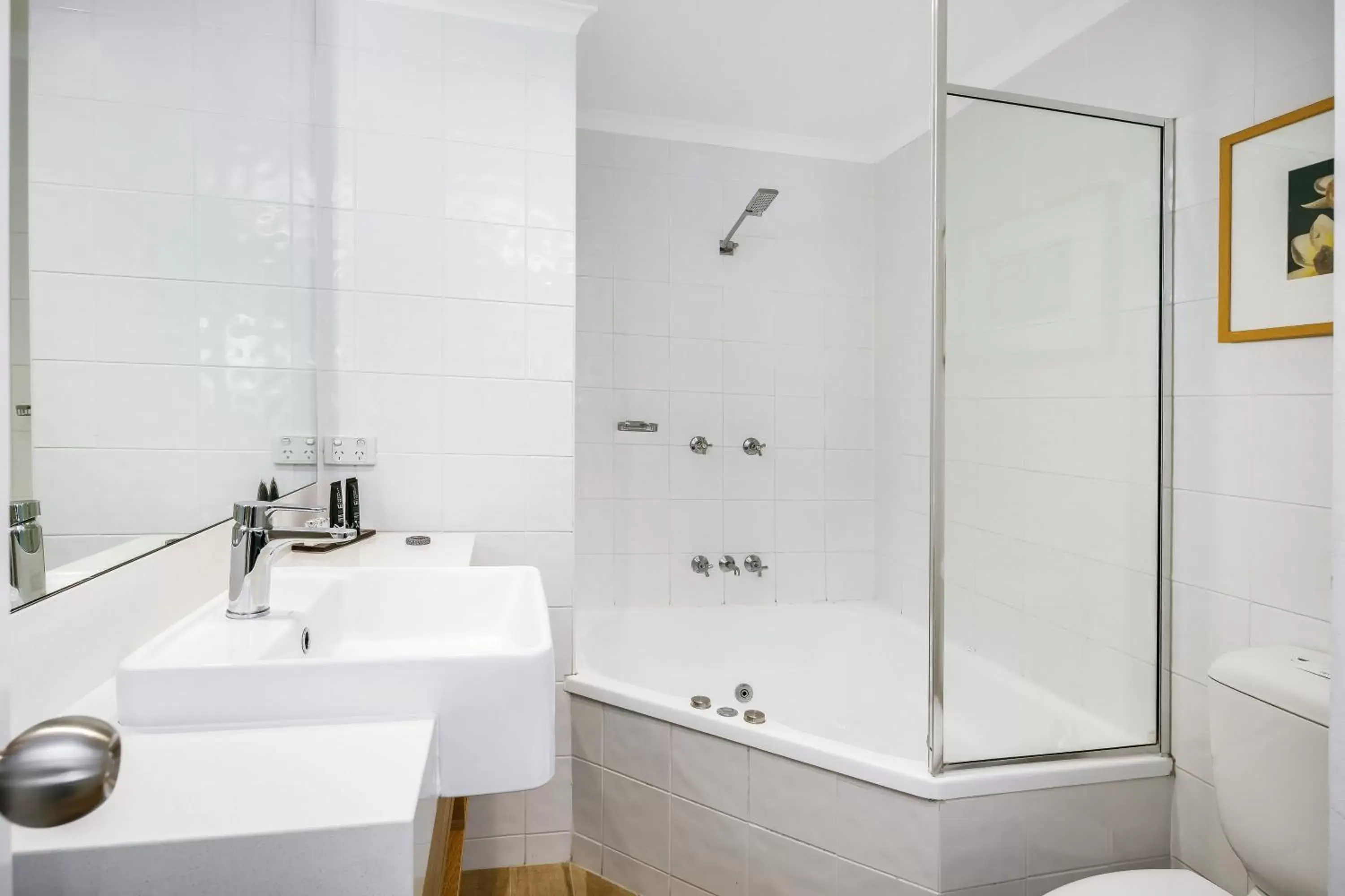 Shower, Bathroom in Mantra PortSea