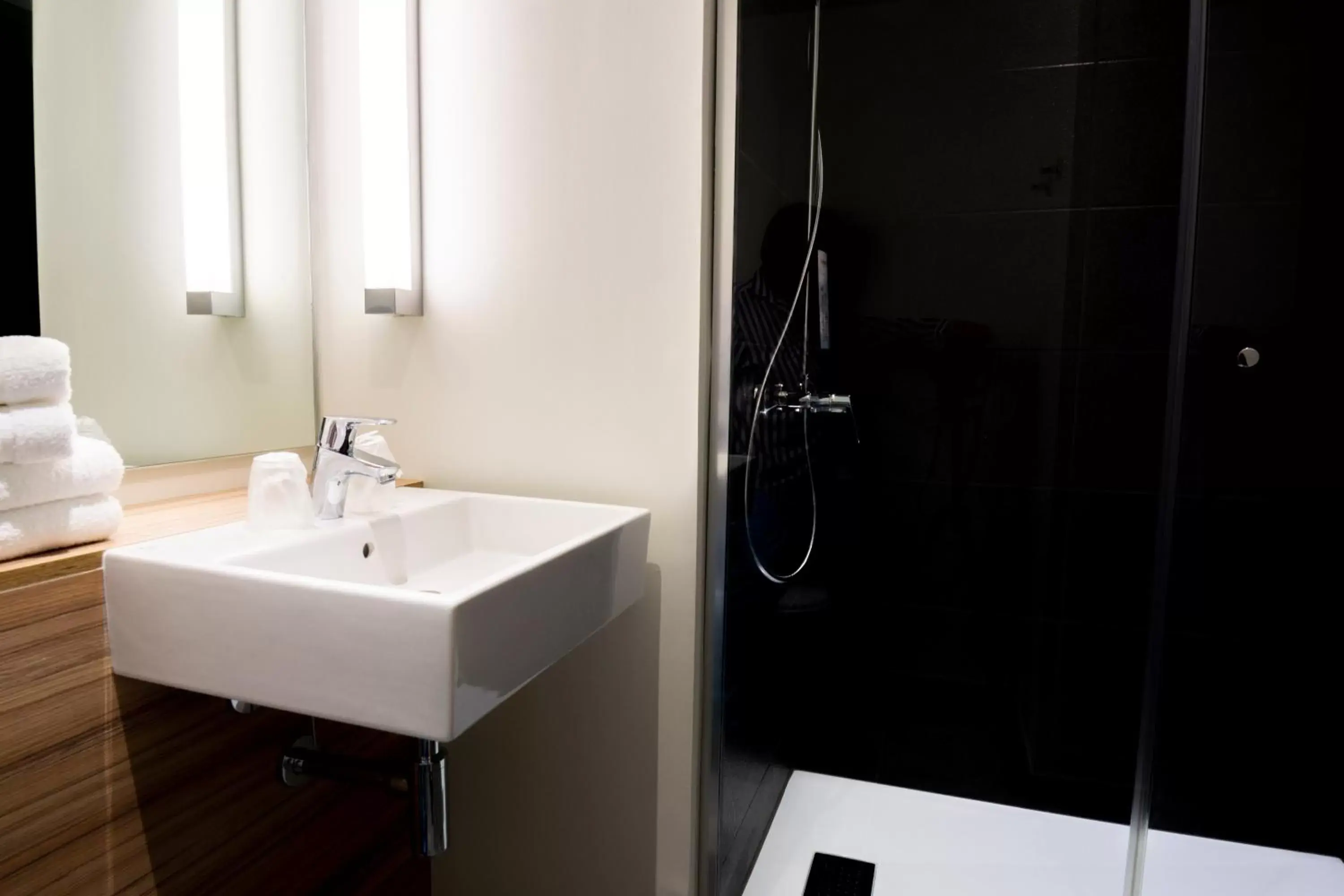 Shower, Bathroom in Hotel Campanile Montpellier Centre St Roch