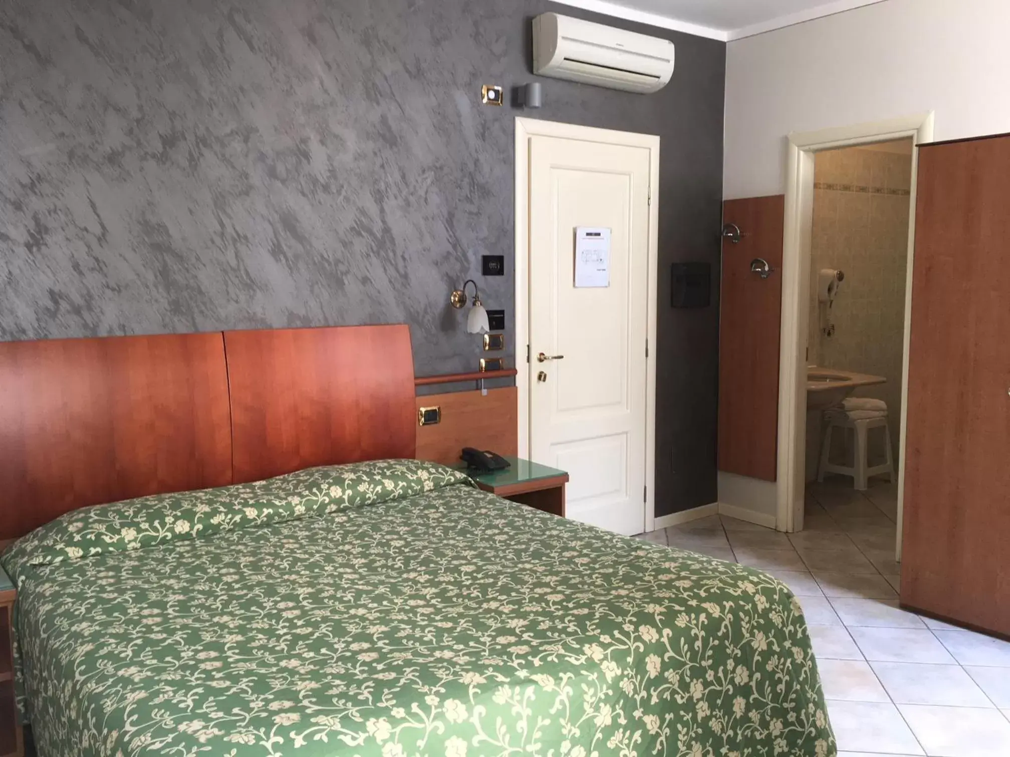 Bathroom, Bed in Alessi Hotel Trattoria
