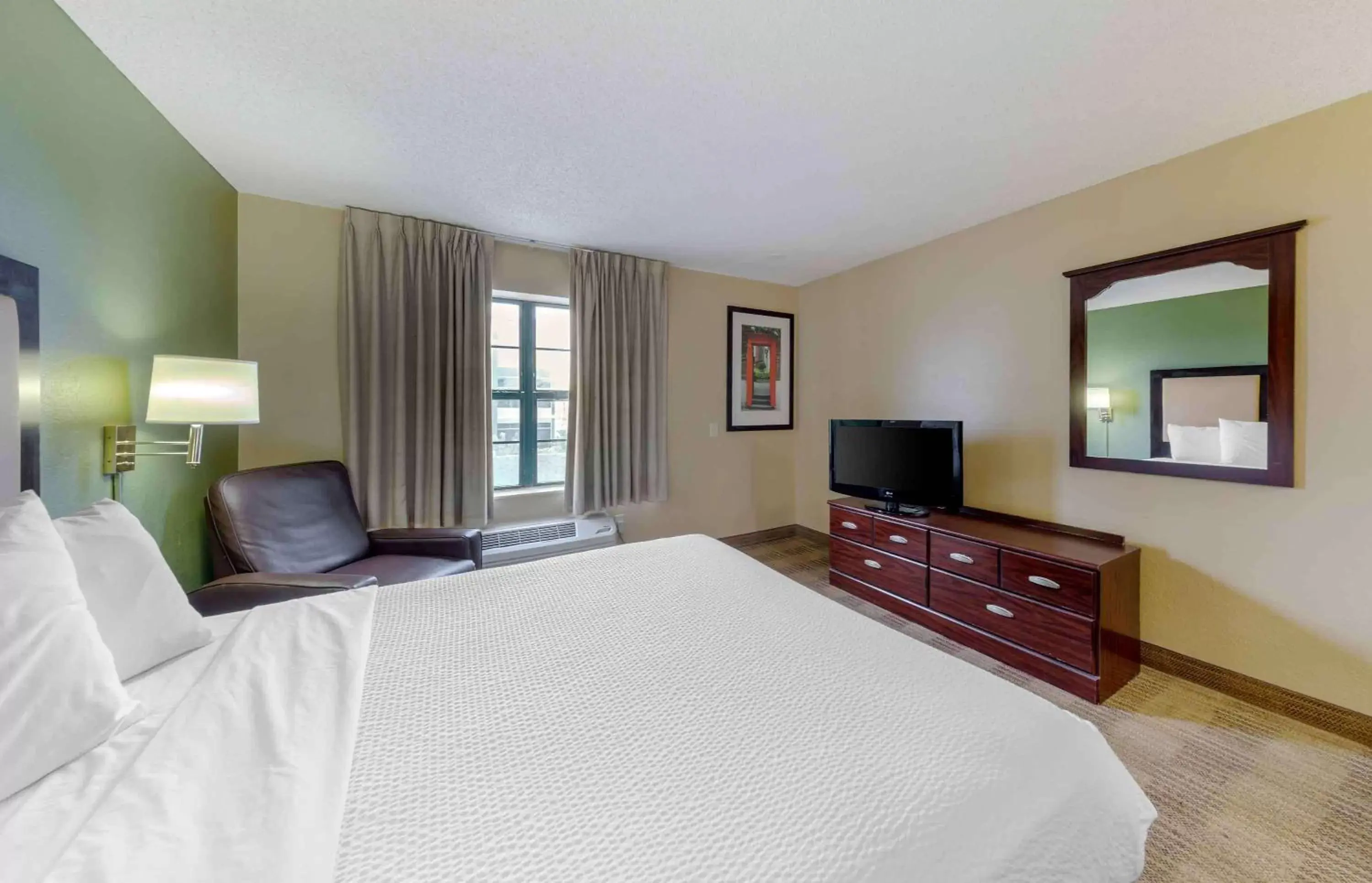 Bedroom, Bed in Extended Stay America Suites - Orange County - Huntington Beach