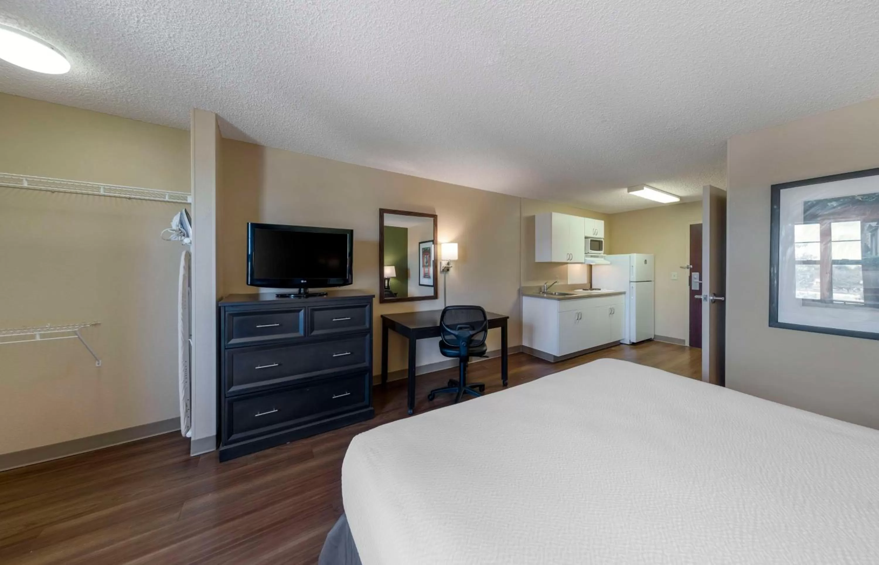 Bedroom, Bed in Extended Stay America Suites - Orange County - Katella Ave