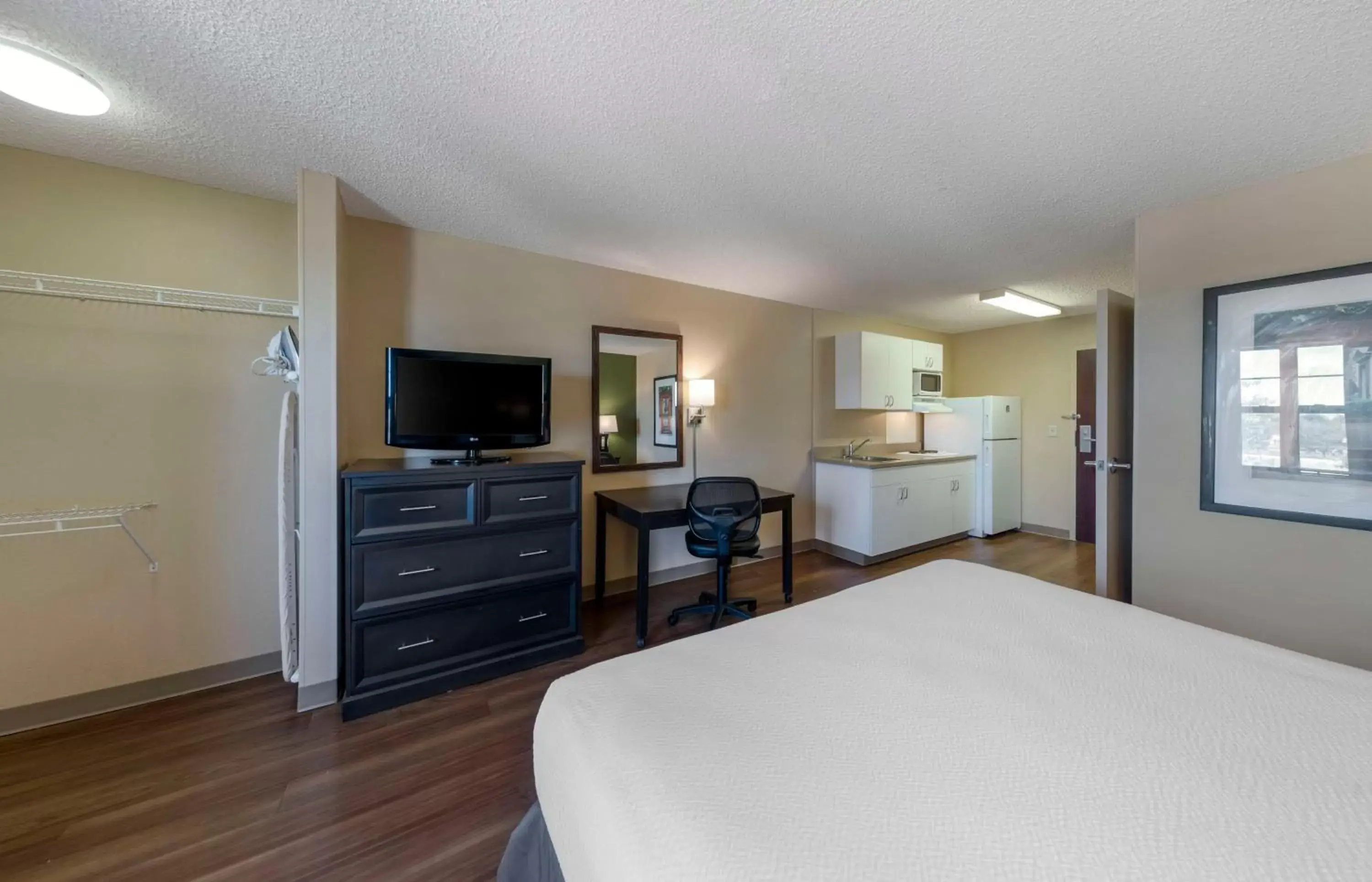 Bedroom, Bed in Extended Stay America Suites - Orange County - Katella Ave