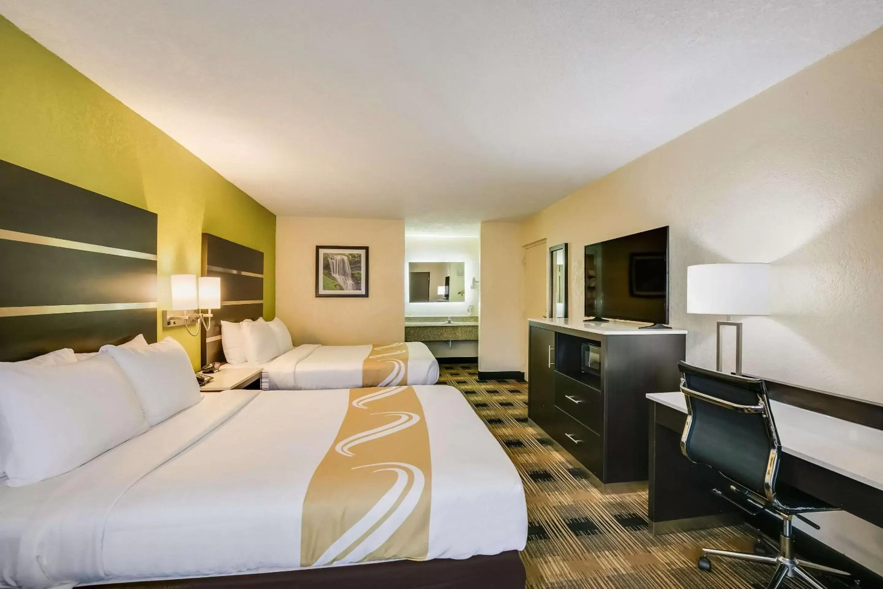 Bedroom, TV/Entertainment Center in Quality Inn & Suites Mount Chalet