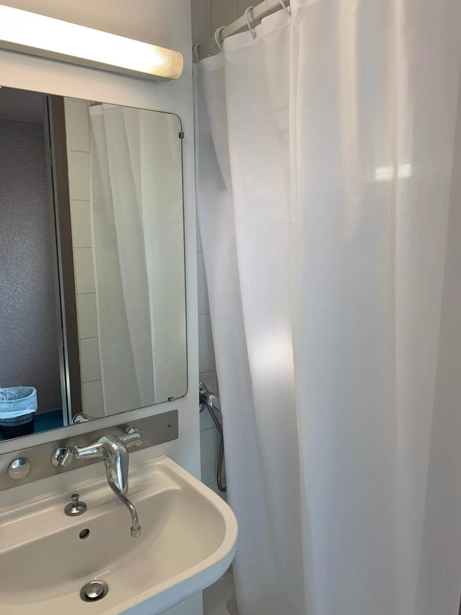 Shower in EGG HOTEL - HOTEL LES GENS DE MER Dieppe