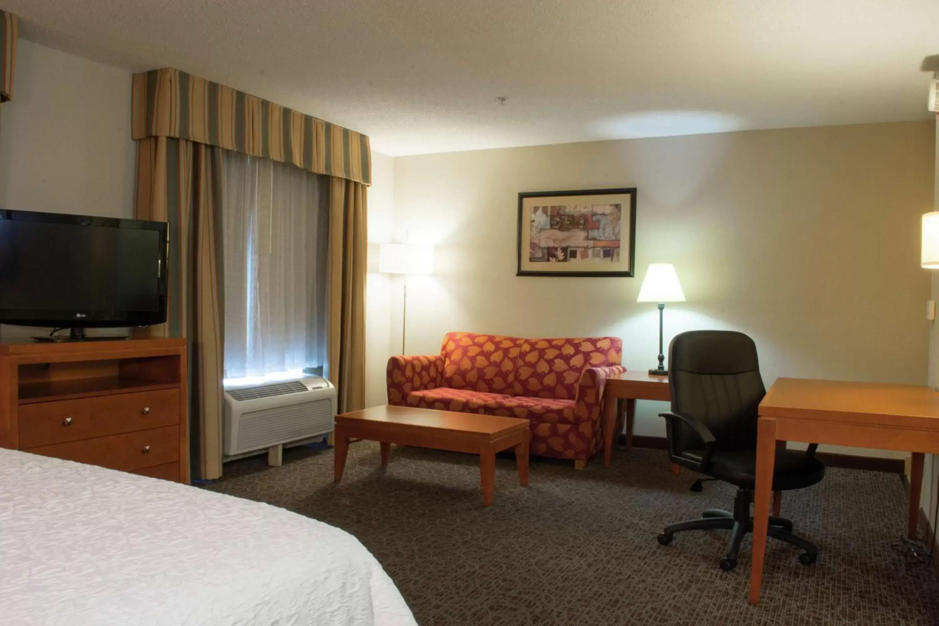 Bedroom, Seating Area in Hampton Inn Montgomery-South-Airport