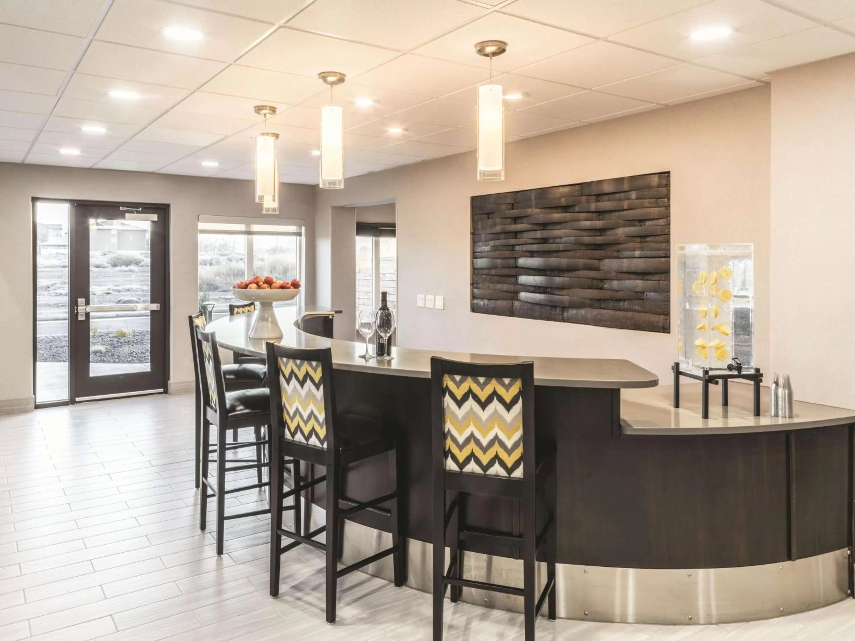 Lounge or bar in La Quinta Inn & Suites by Wyndham Walla Walla
