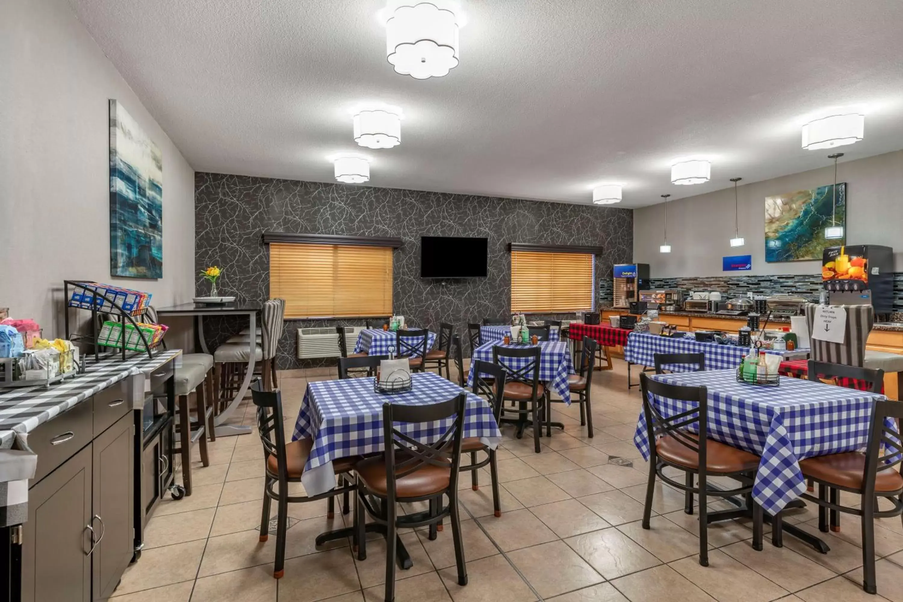 Breakfast in Best Western Newberg Inn Breakfast in Best Western Newberg Inn