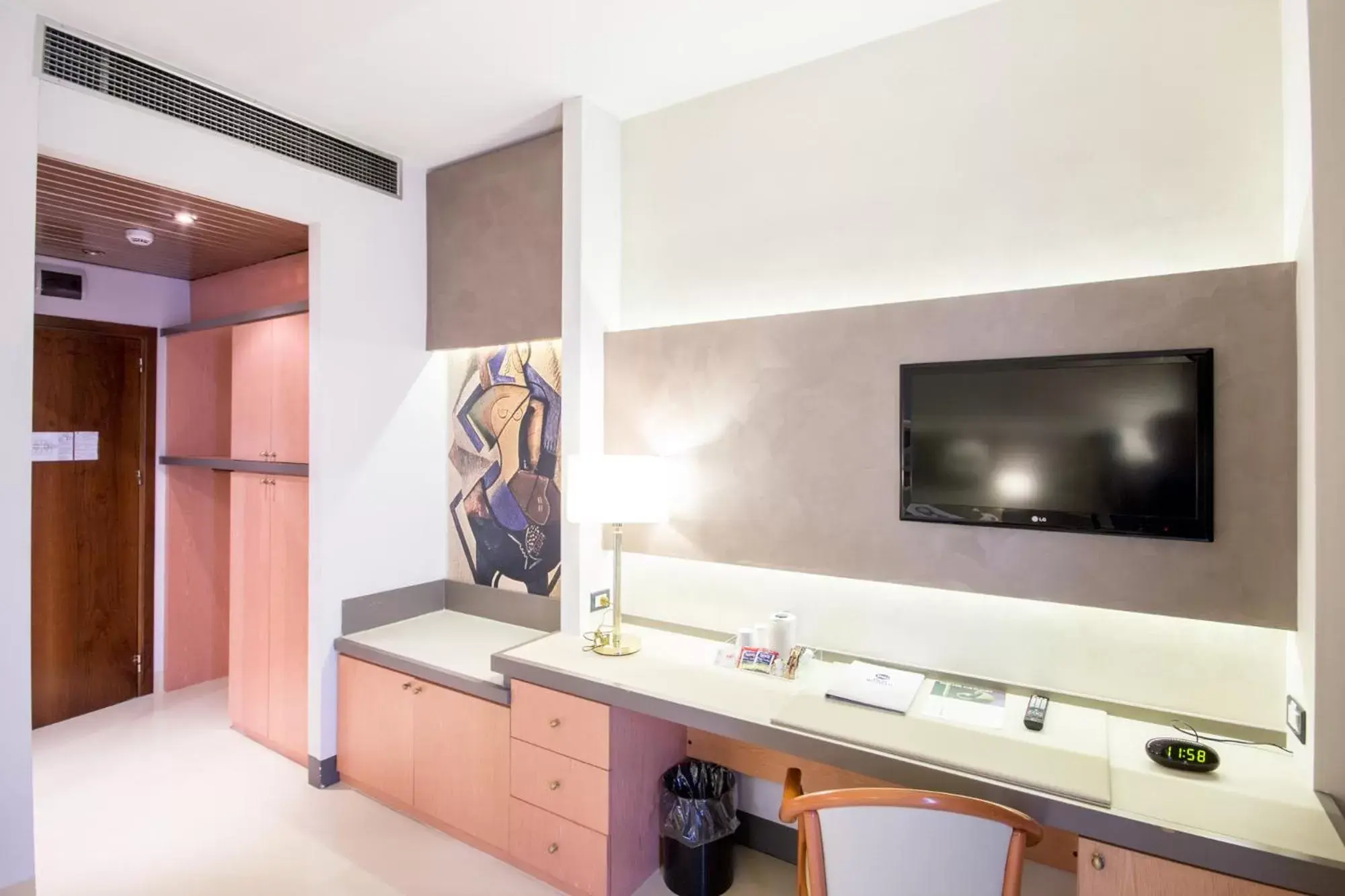 TV and multimedia, TV/Entertainment Center in Best Western Modena District