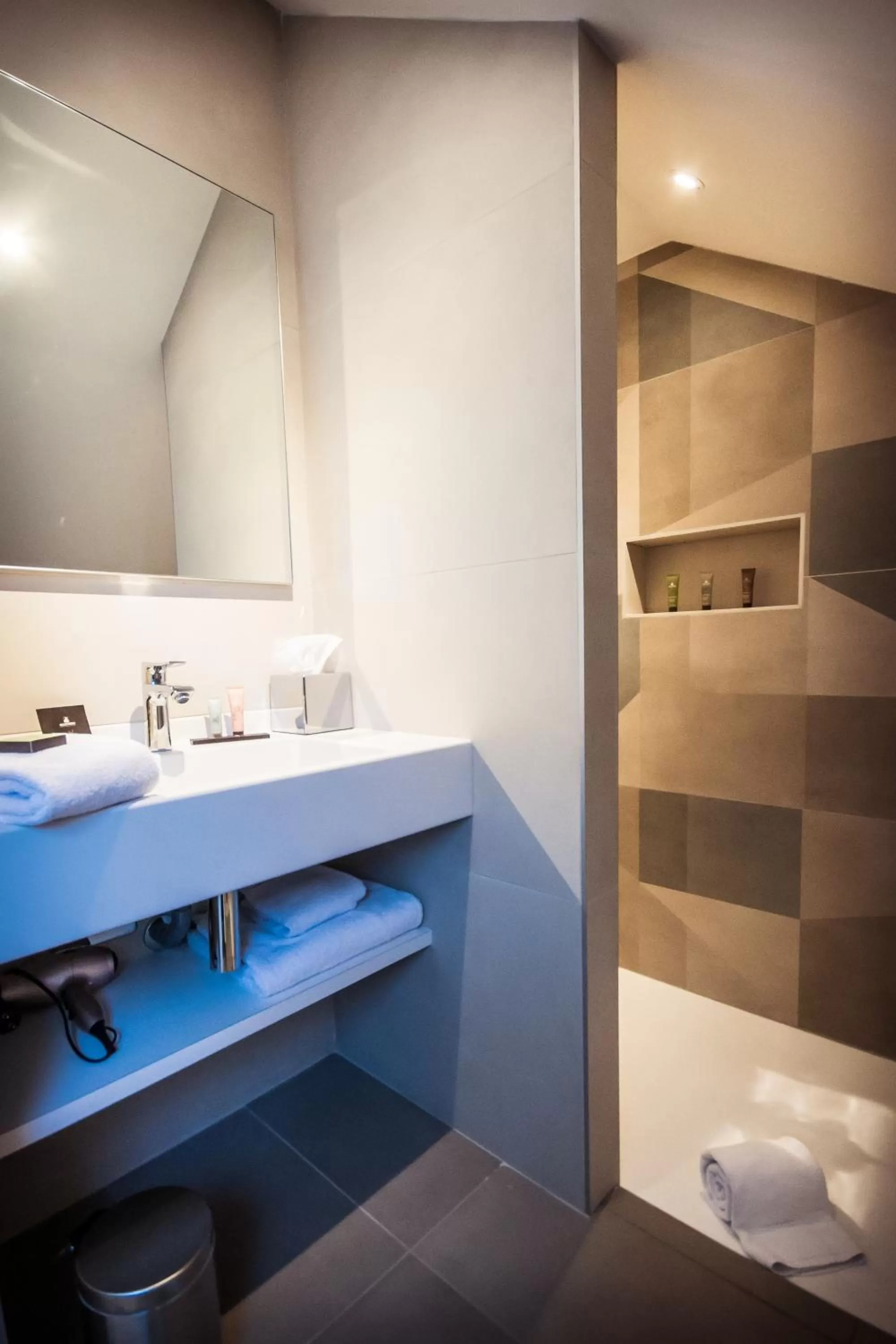 Shower in Logis Villa C Hôtel