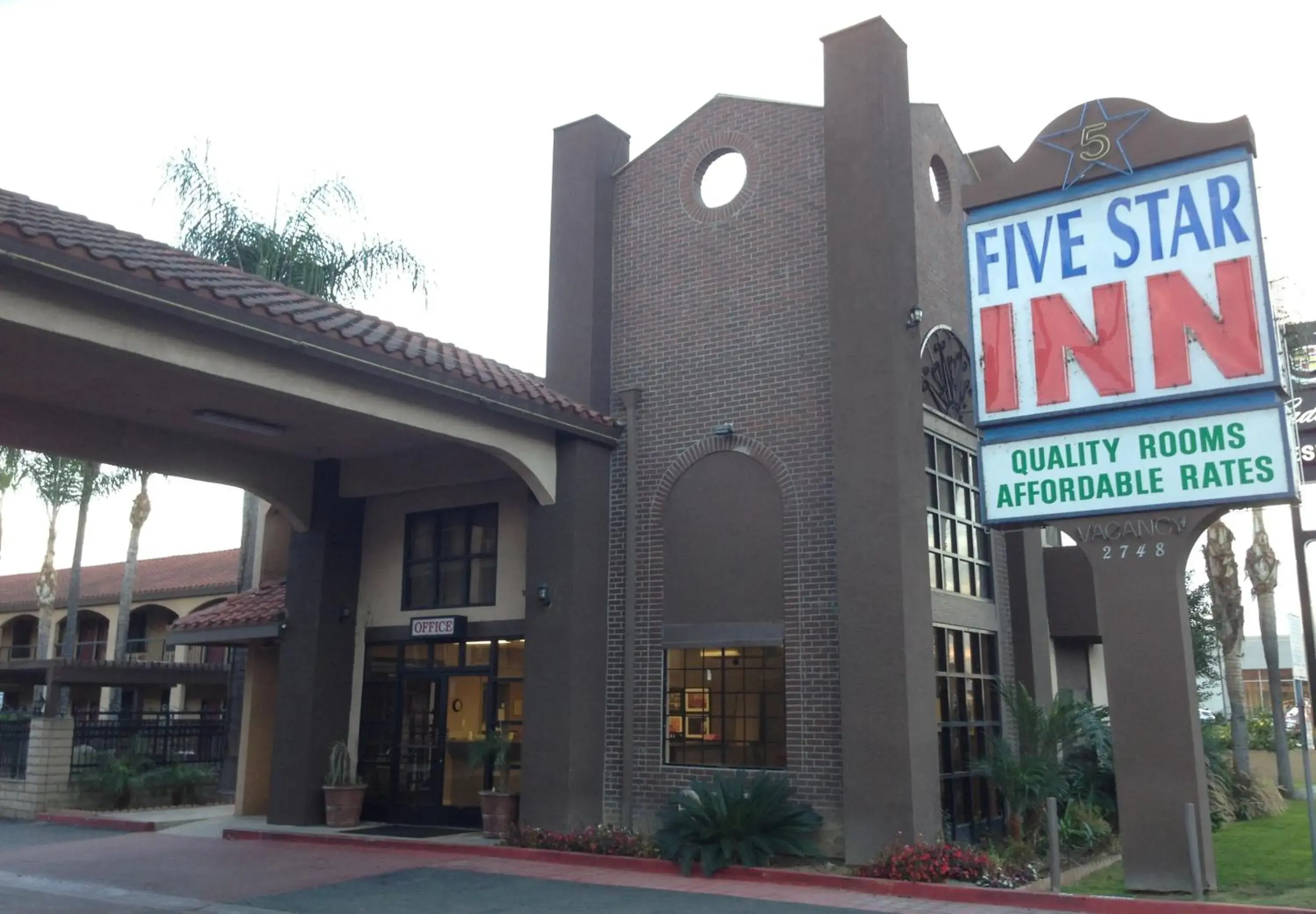 Facade/entrance, Property Building in Five Star Inn