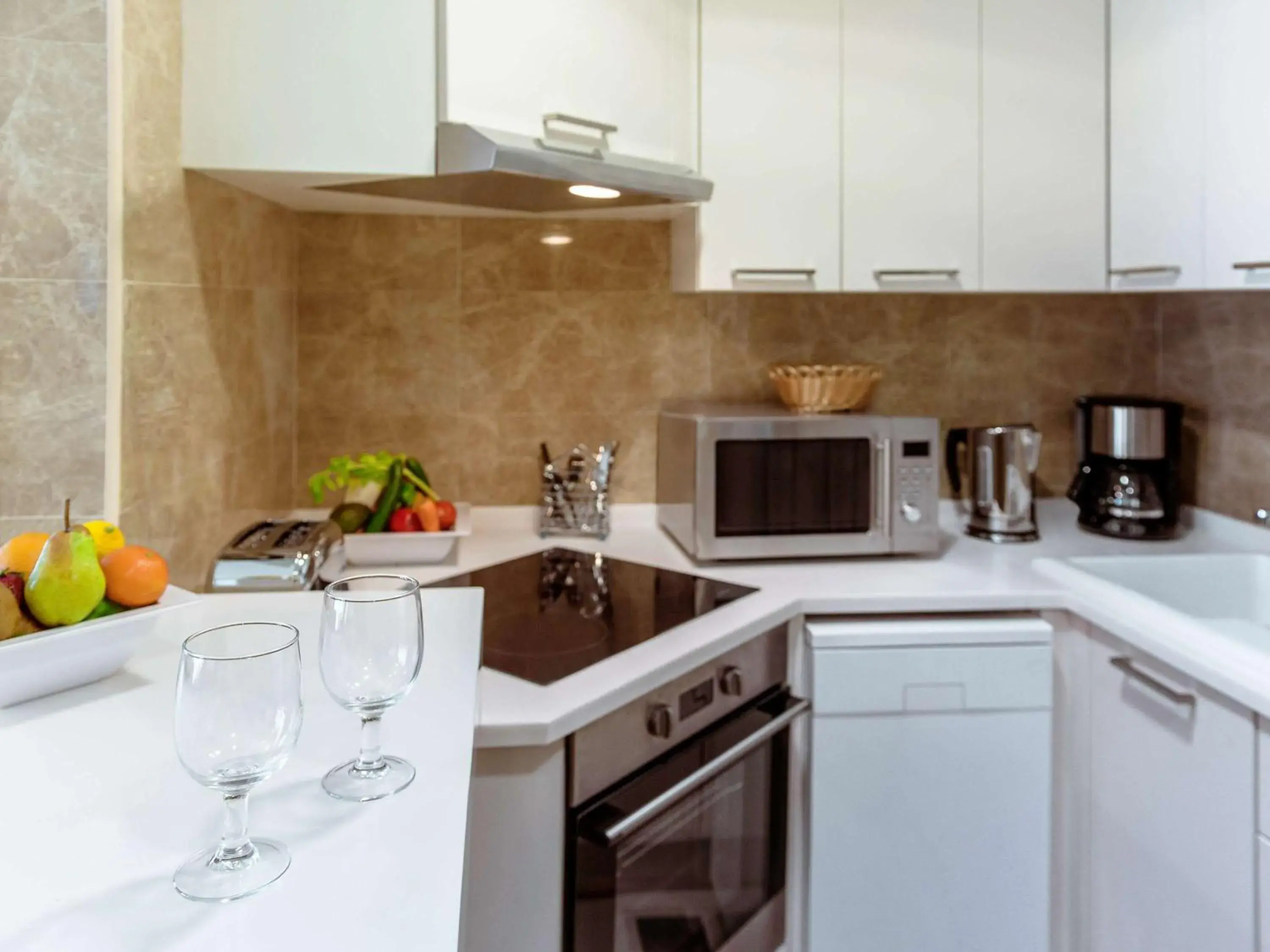 Photo of the whole room, Kitchen/Kitchenette in Aparthotel Adagio Fujairah