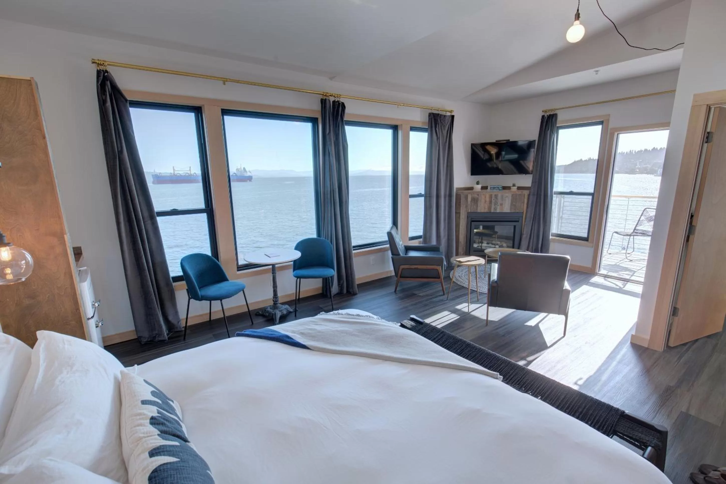 View (from property/room), Bed in Bowline Hotel