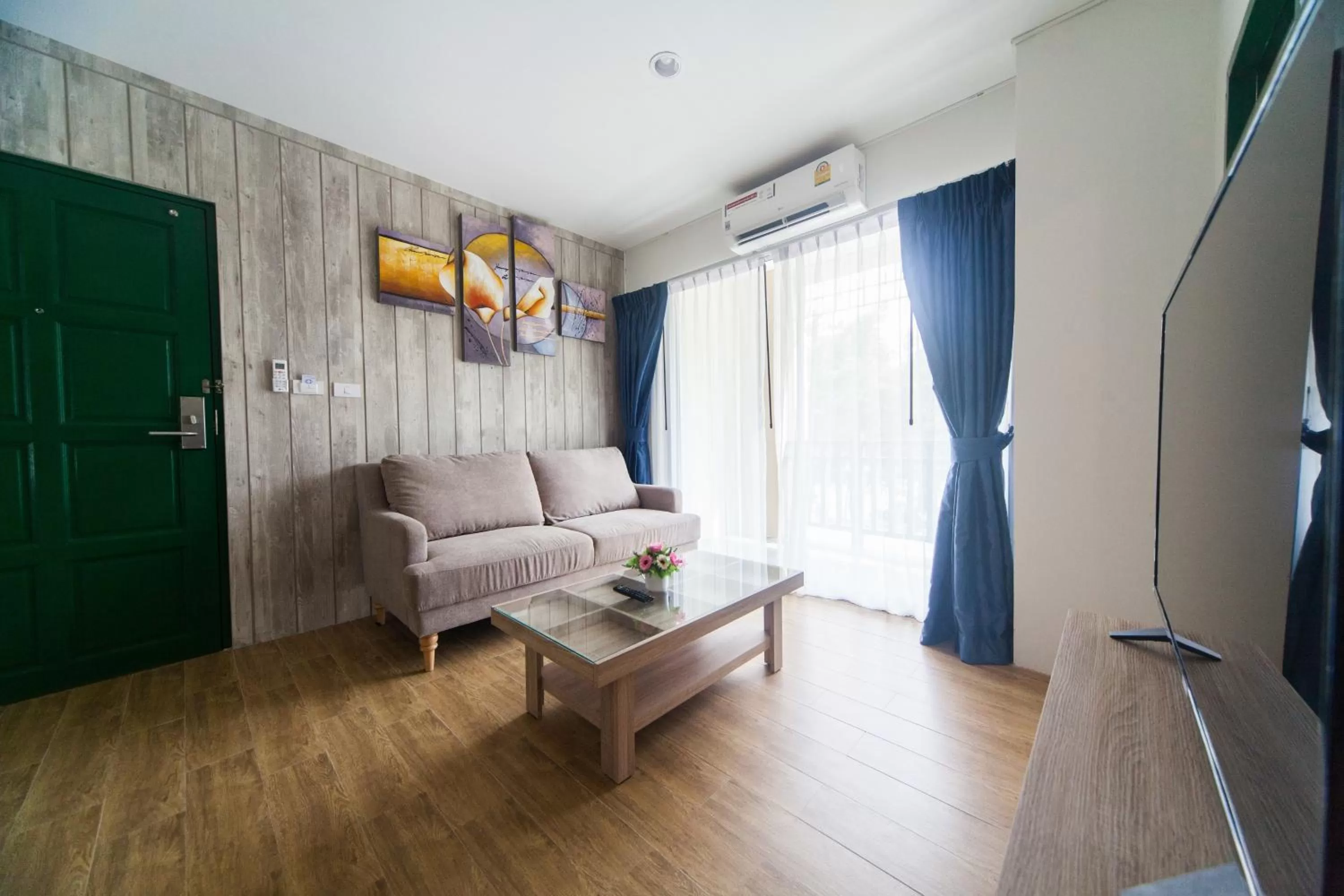 Living room in Anchan Laguna Hotel โรงแรมอัญชันลากูน่า