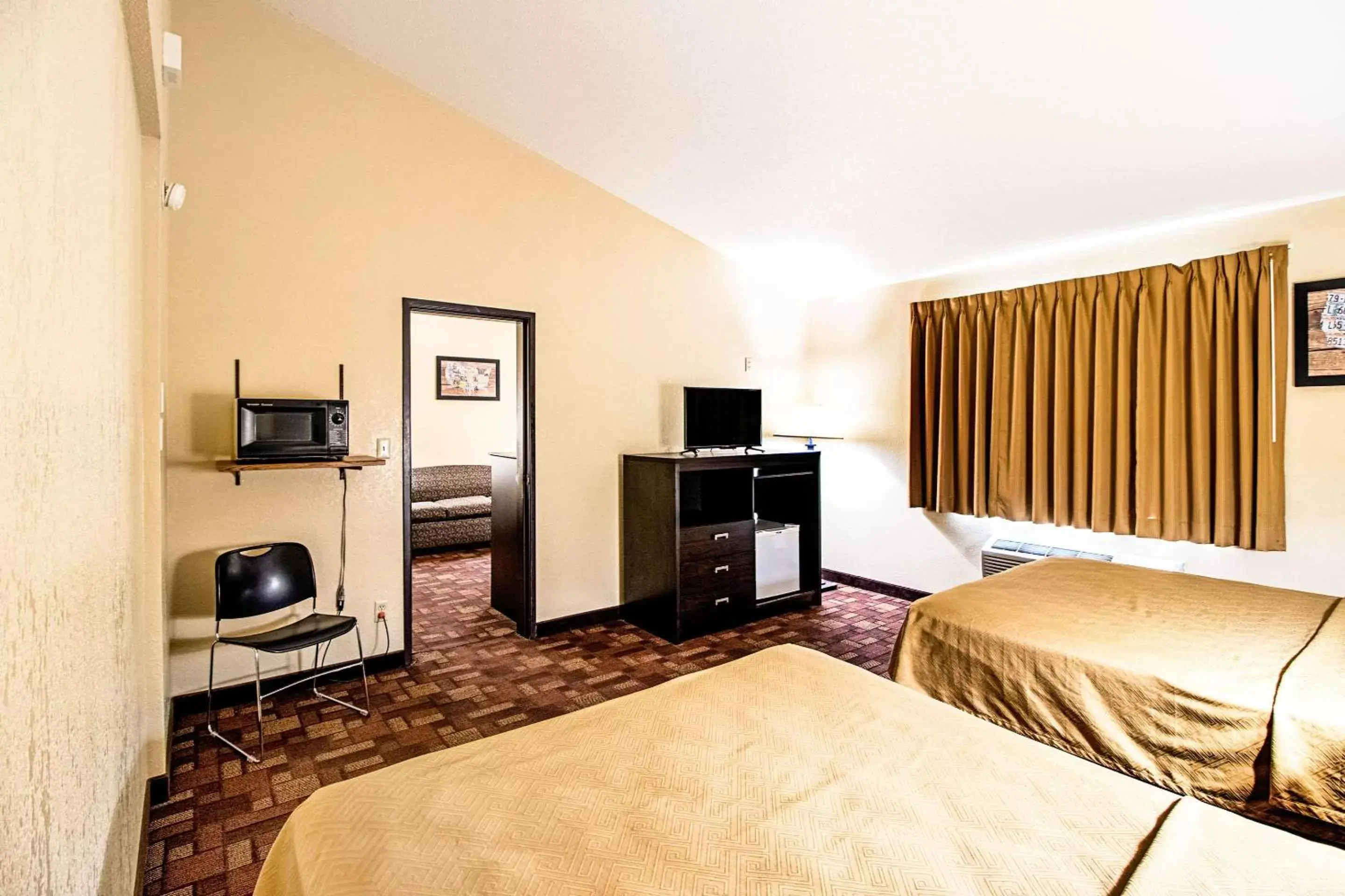 Photo of the whole room, TV/Entertainment Center in Econo Lodge Watertown