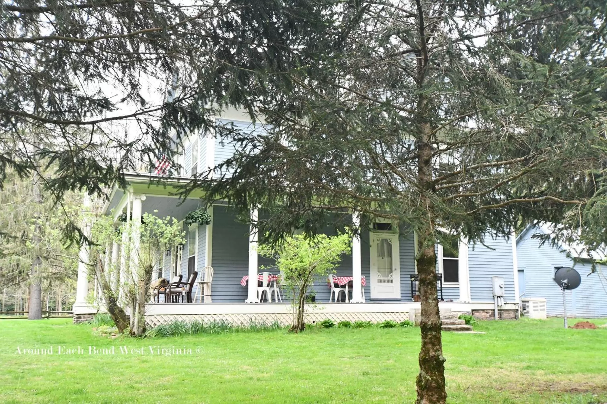 Property building in Laurel River Club Bed & Breakfast or LRCBNB