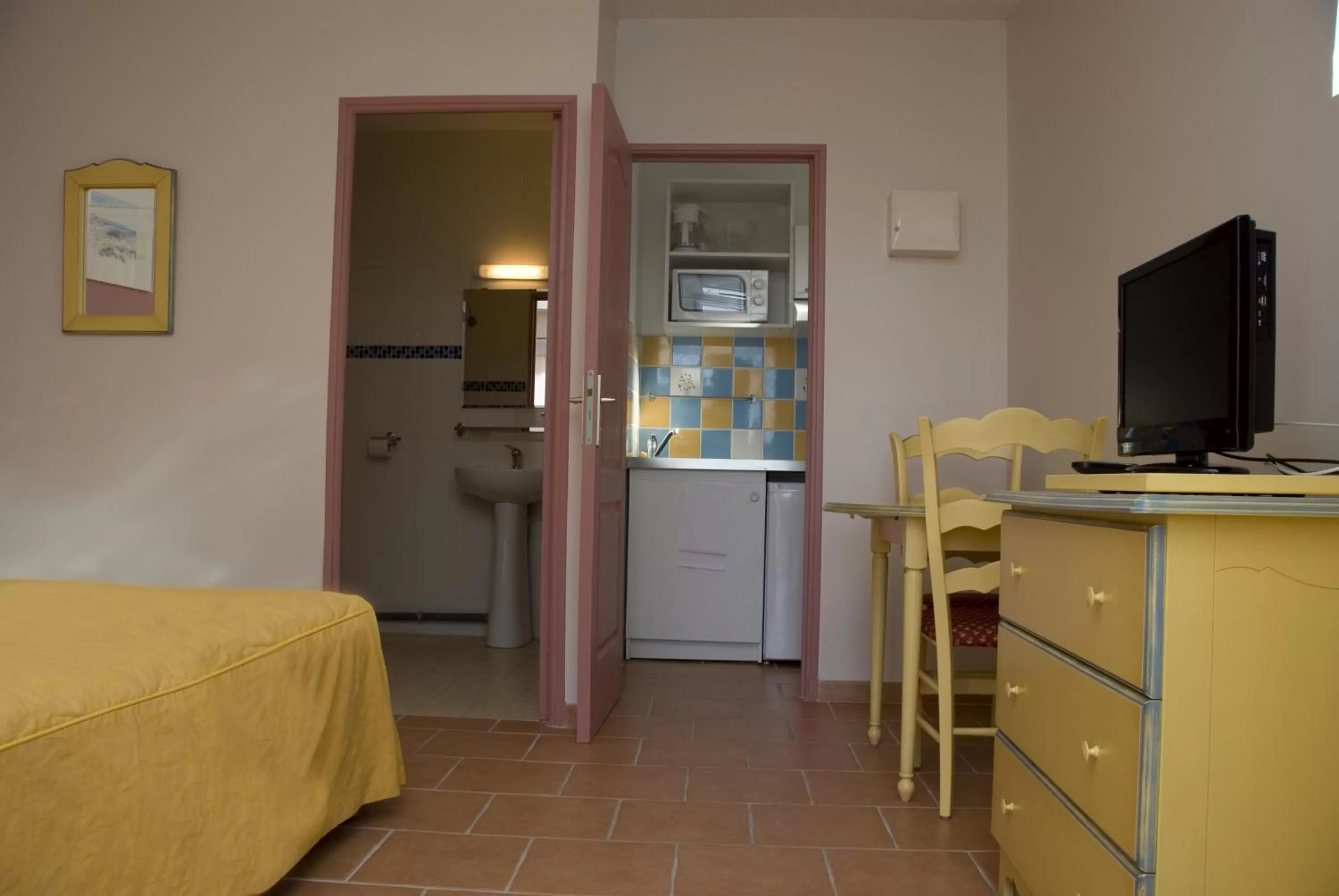 Photo of the whole room, TV/Entertainment Center in Appart'Hotel Festival Sud Aqua - Avignon TGV