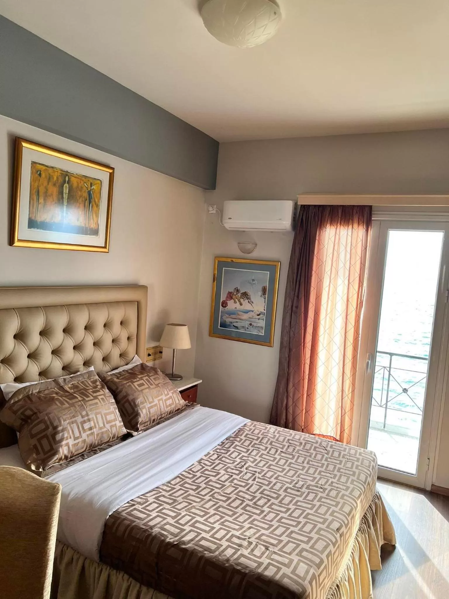 Bed in Queens Leriotis Hotel