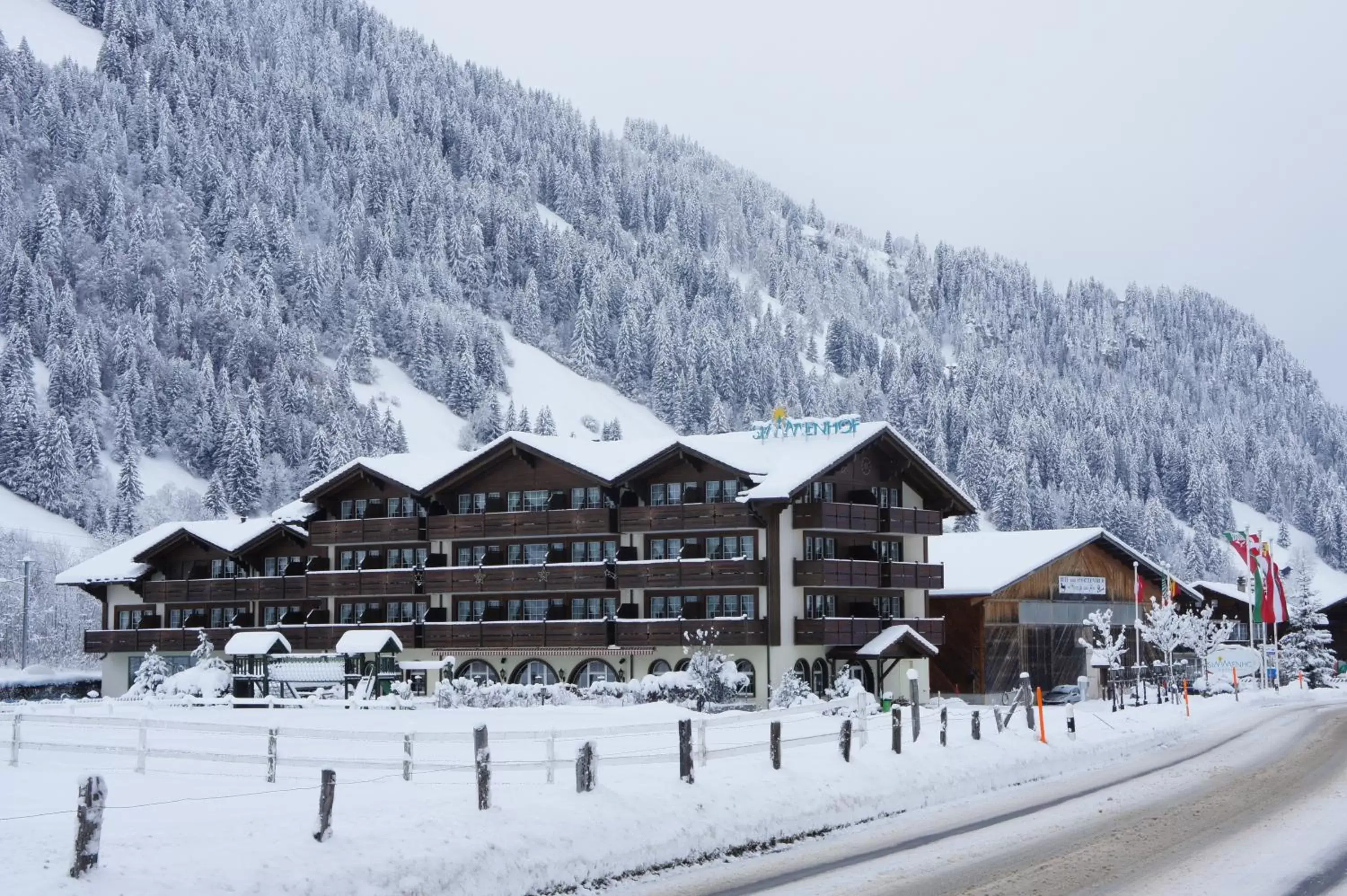 Facade/entrance, Winter in Hotel Simmenhof