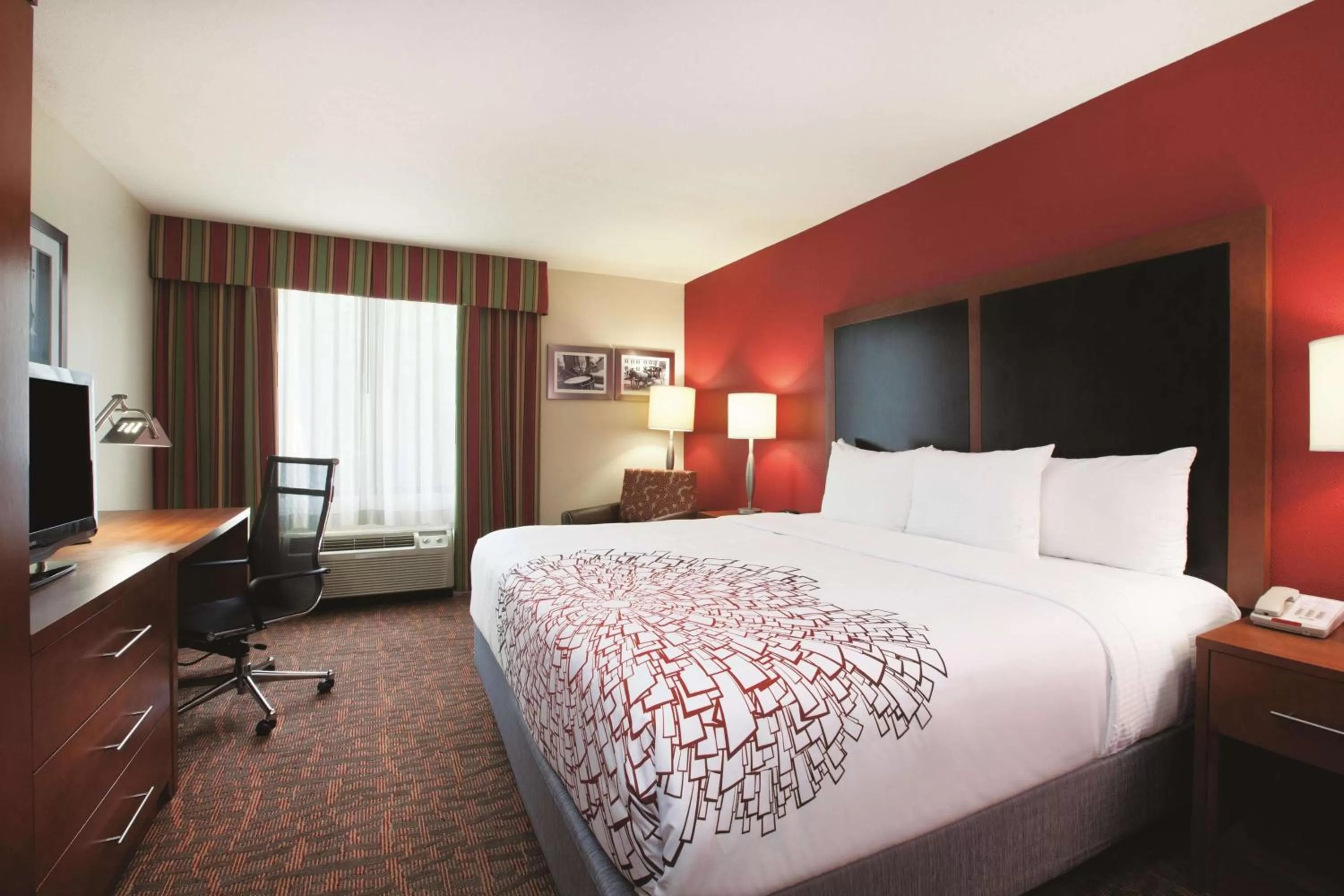 Photo of the whole room, Bed in La Quinta by Wyndham Williamsburg Historic Area