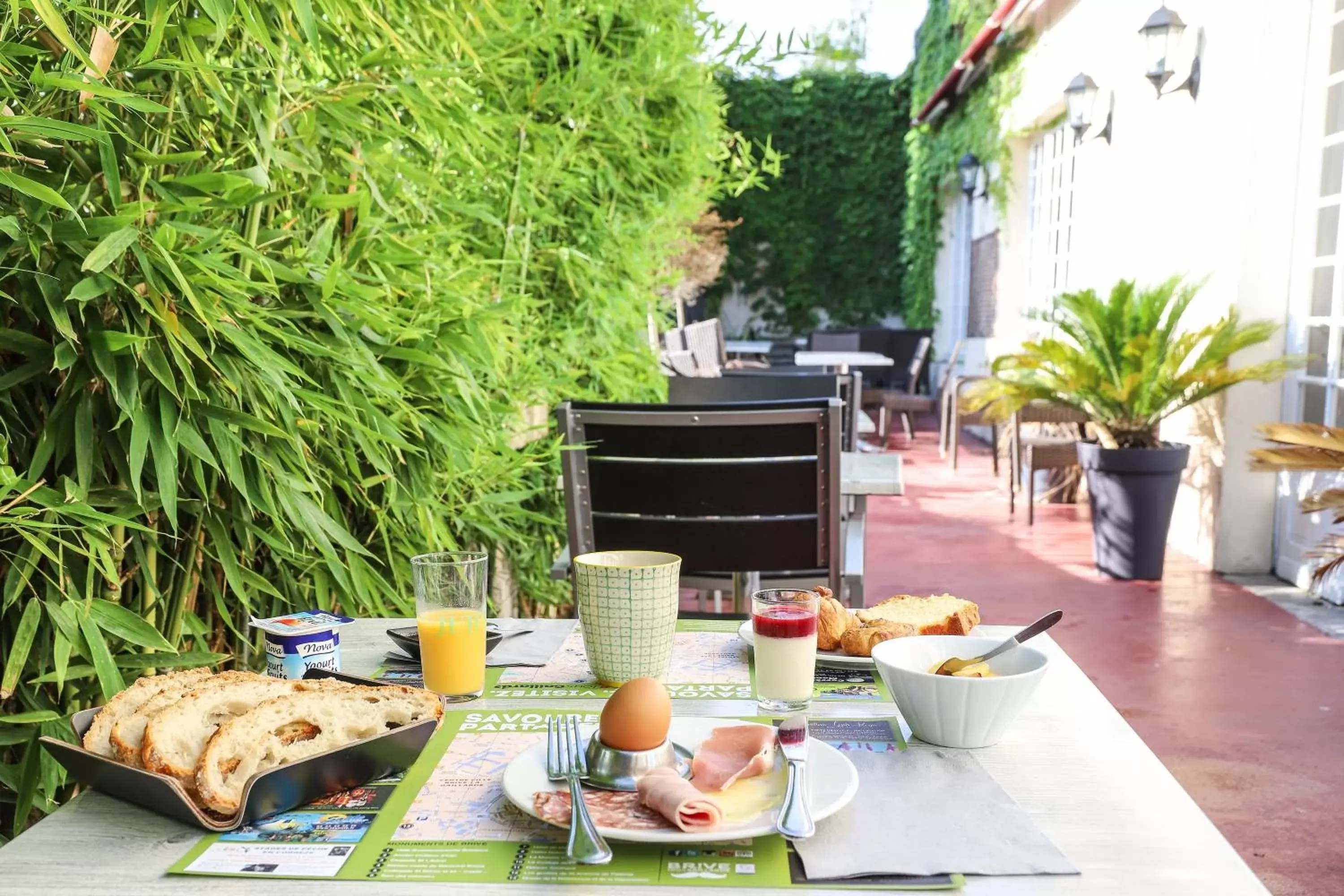 Patio, Breakfast in Hôtel La Réserve de Brive