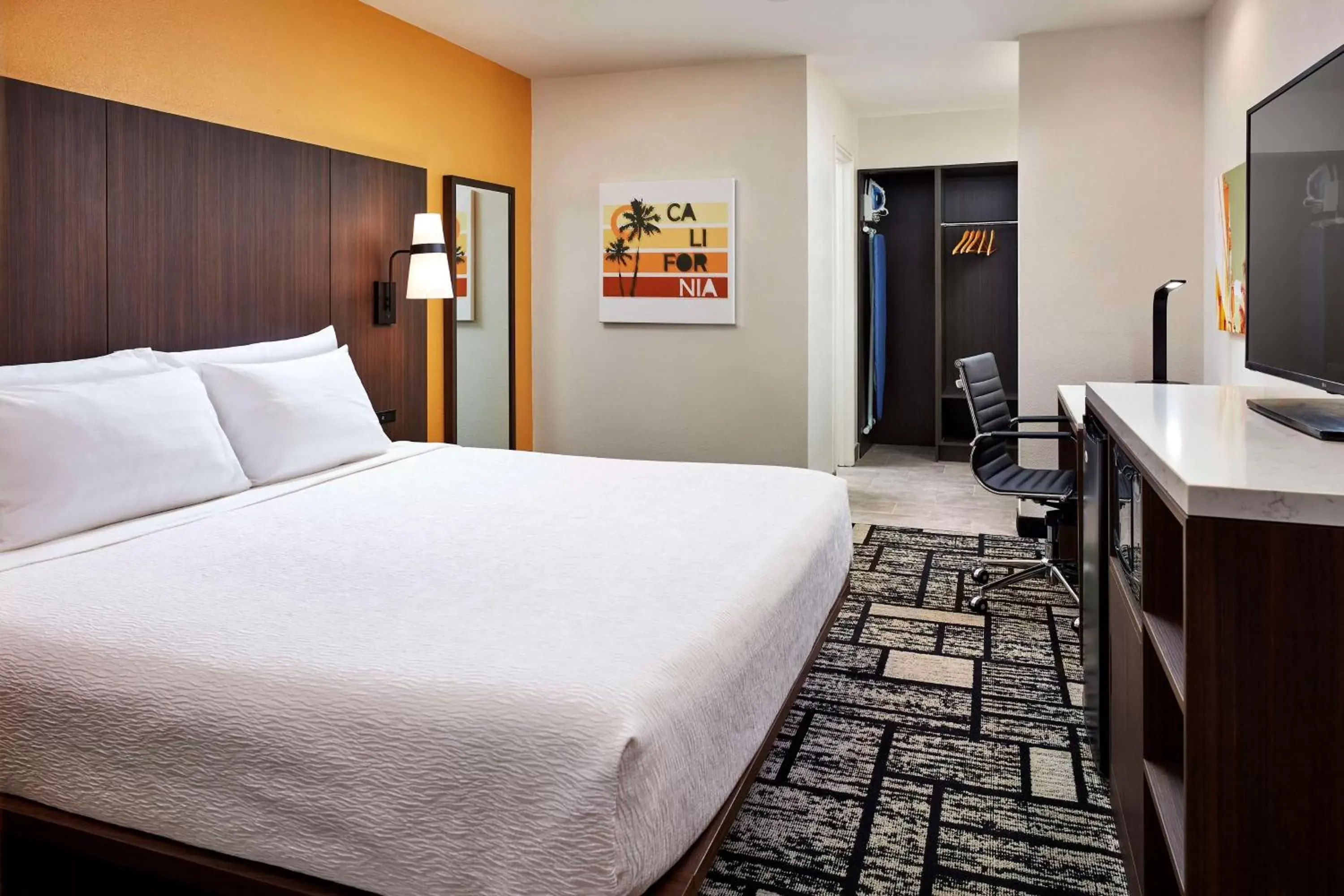Bedroom, Bed in Best Western Plus Meridian Inn & Suites, Anaheim-Orange