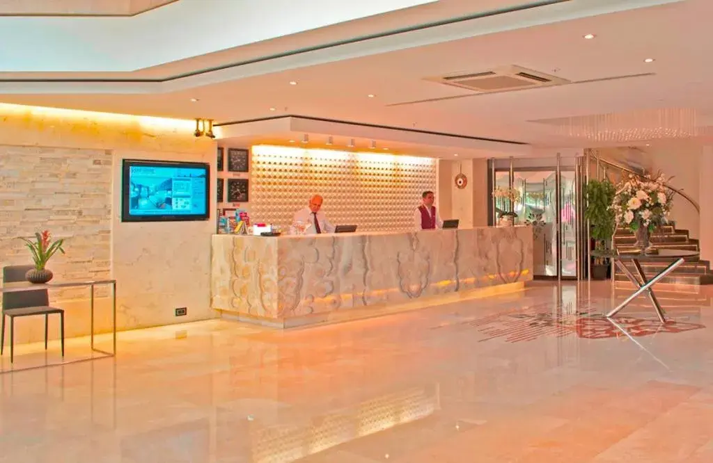 Lobby/Reception in Kent Hotel