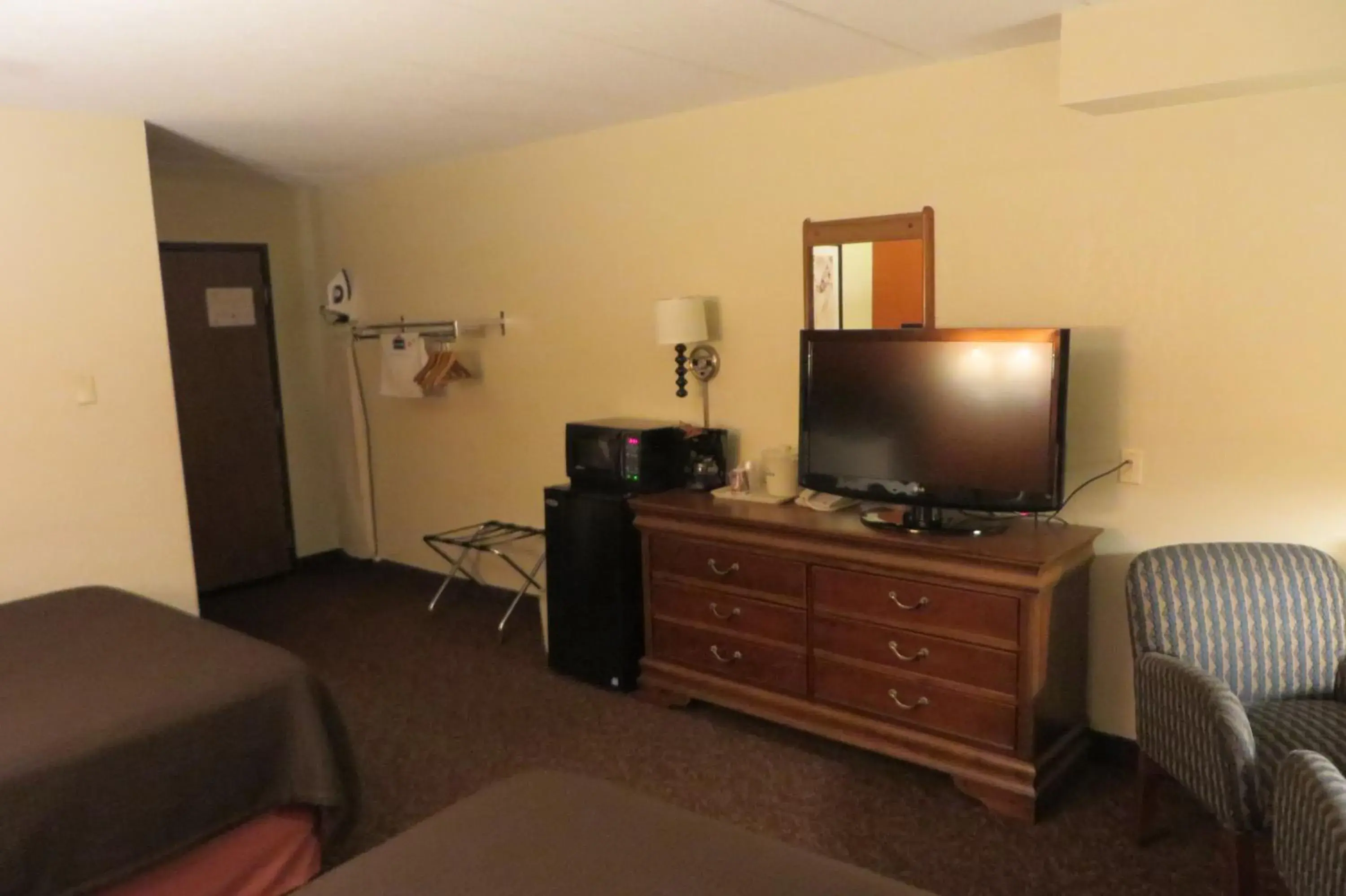 TV and multimedia, TV/Entertainment Center in AmericInn by Wyndham Forest Lake