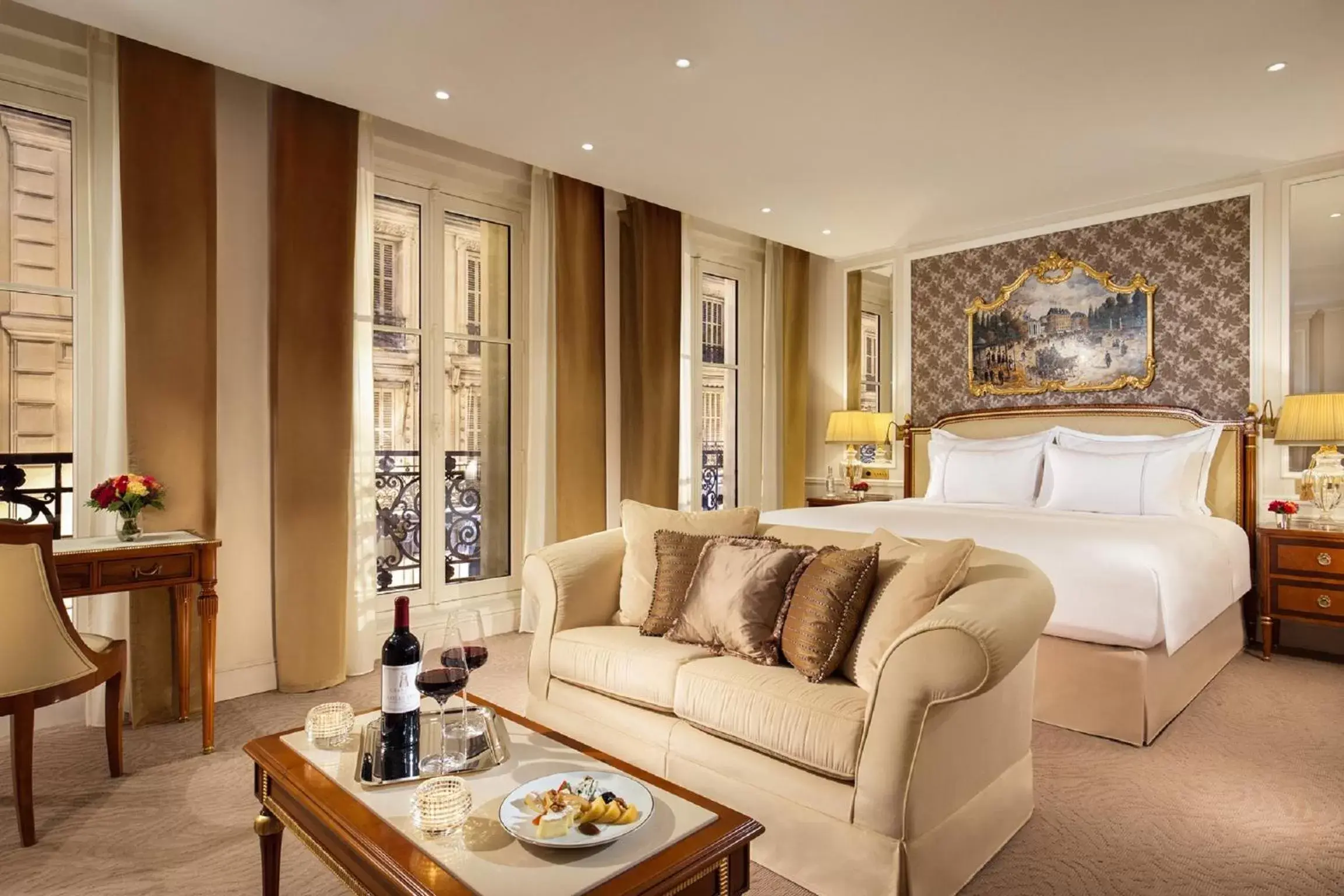 Seating area in Hotel Splendide Royal Paris - Relais & Châteaux