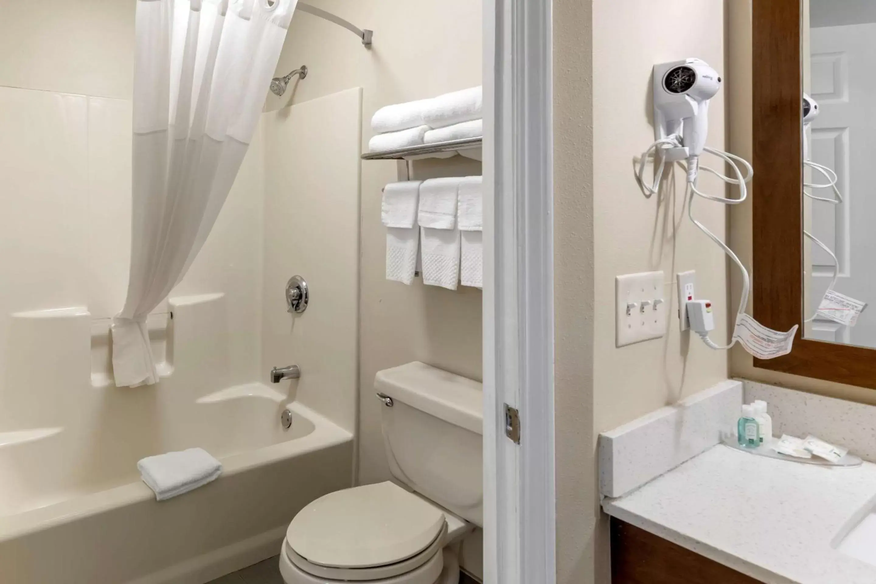 Bedroom, Bathroom in Quality Inn Seneca US-123