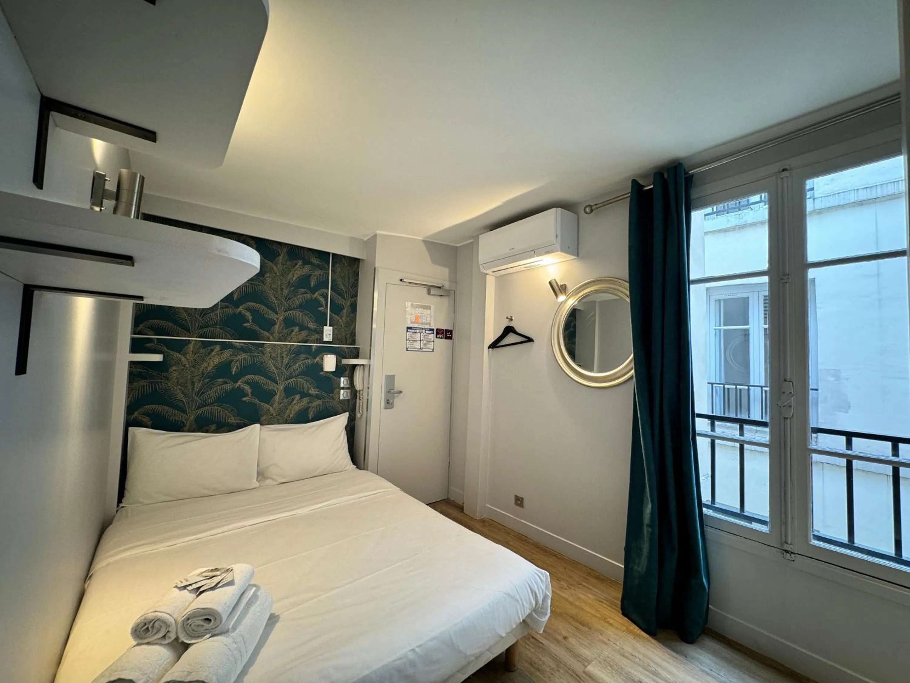 Photo of the whole room, Bed in Hotel Nation Montmartre