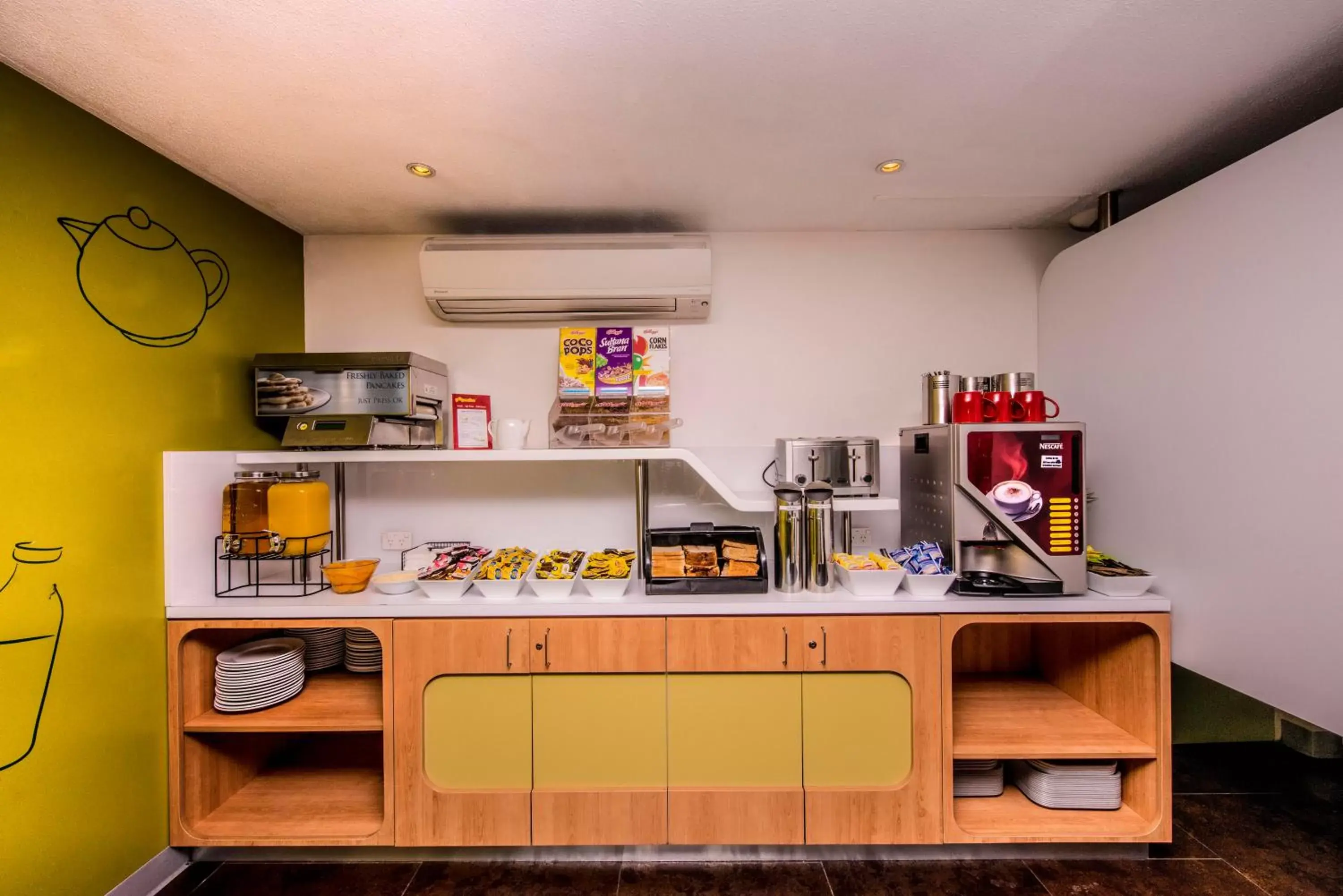 Restaurant/places to eat, Kitchen/Kitchenette in ibis Budget - Newcastle