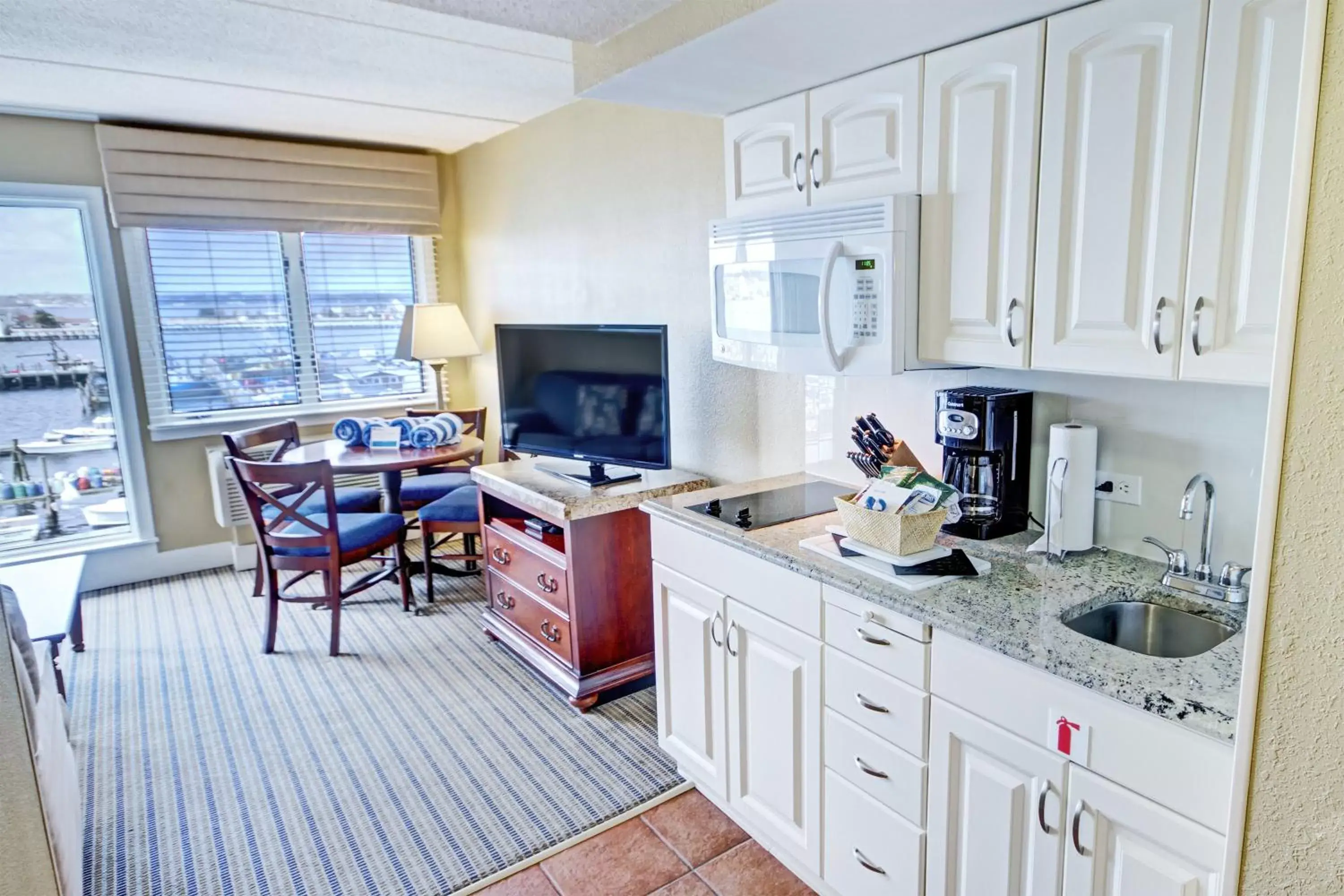 Photo of the whole room, Kitchen/Kitchenette in Club Wyndham Inn on Long Wharf