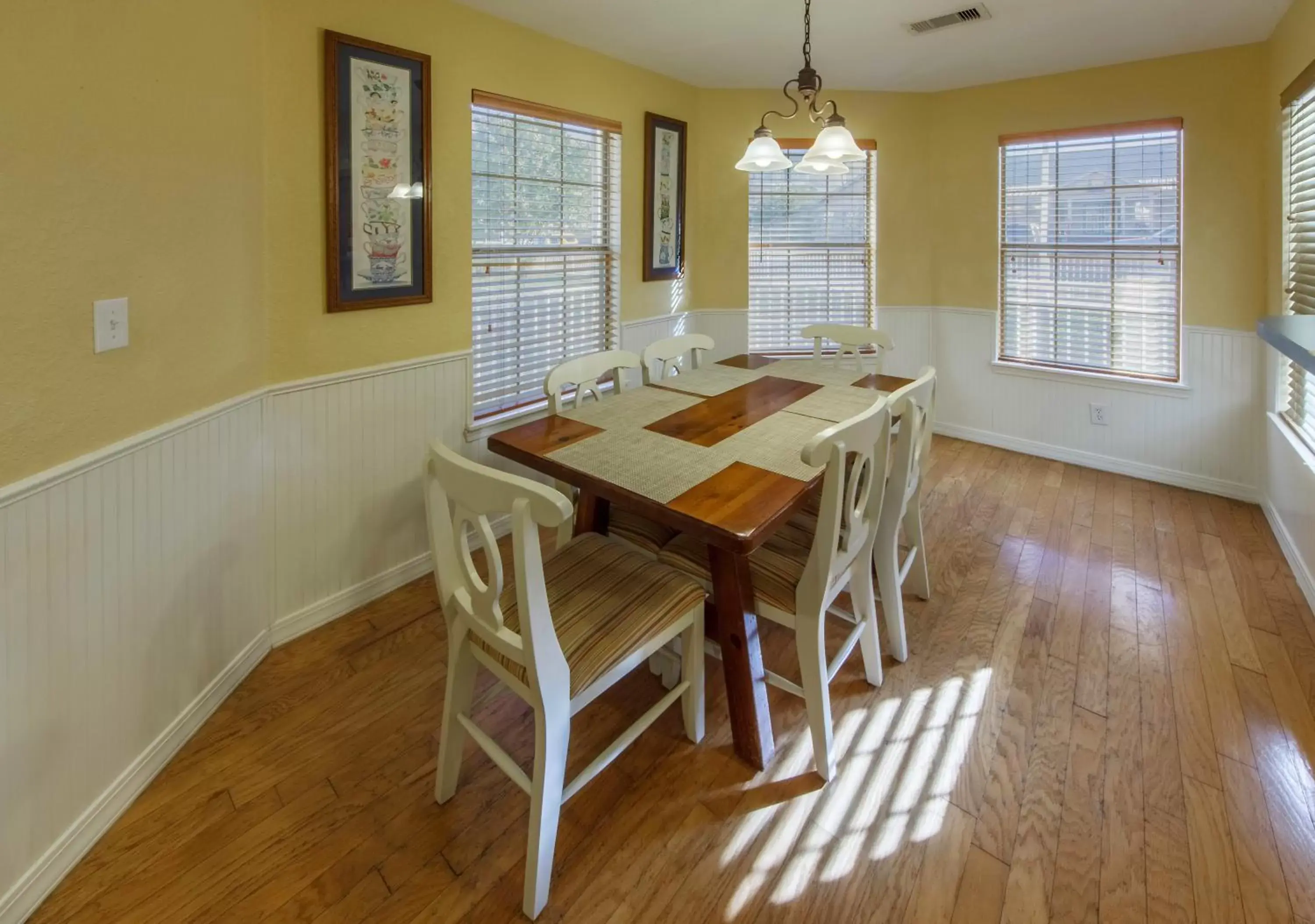 Photo of the whole room, Dining Area in Holiday Inn Club Vacations Piney Shores Resort at Lake Conroe