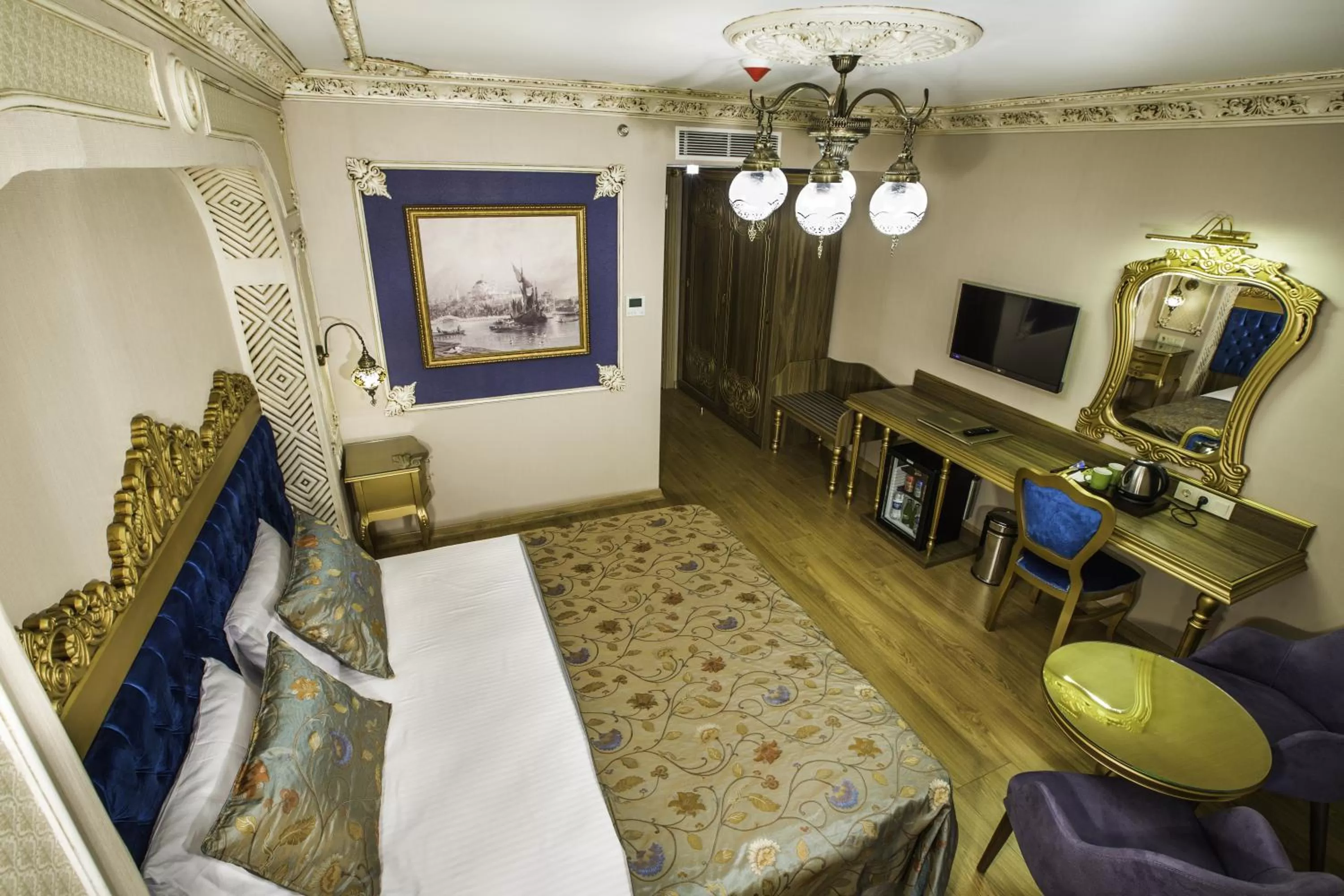 Communal lounge/ TV room in Empire Suite Hotel