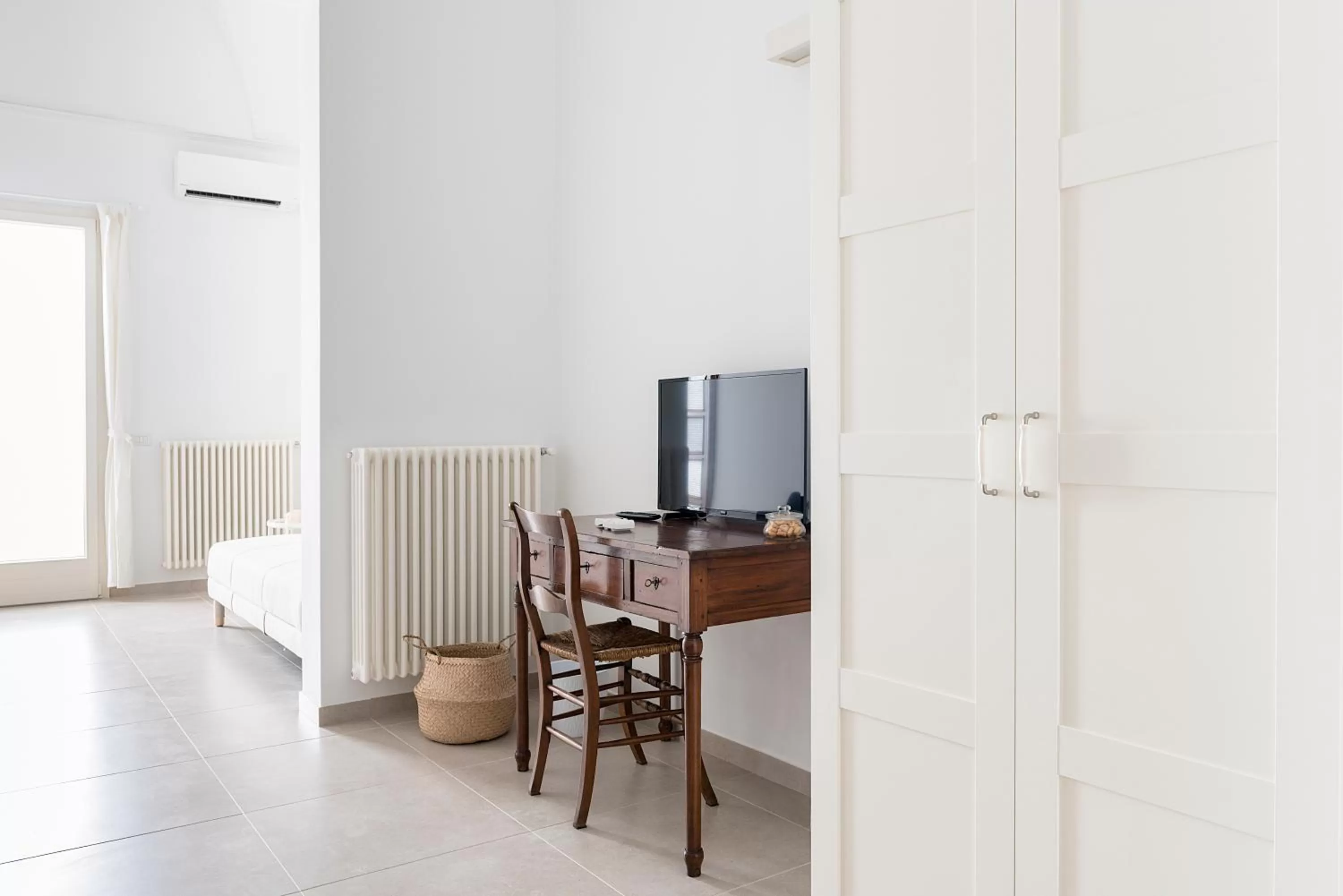 TV and multimedia, TV/Entertainment Center in BnB FICO